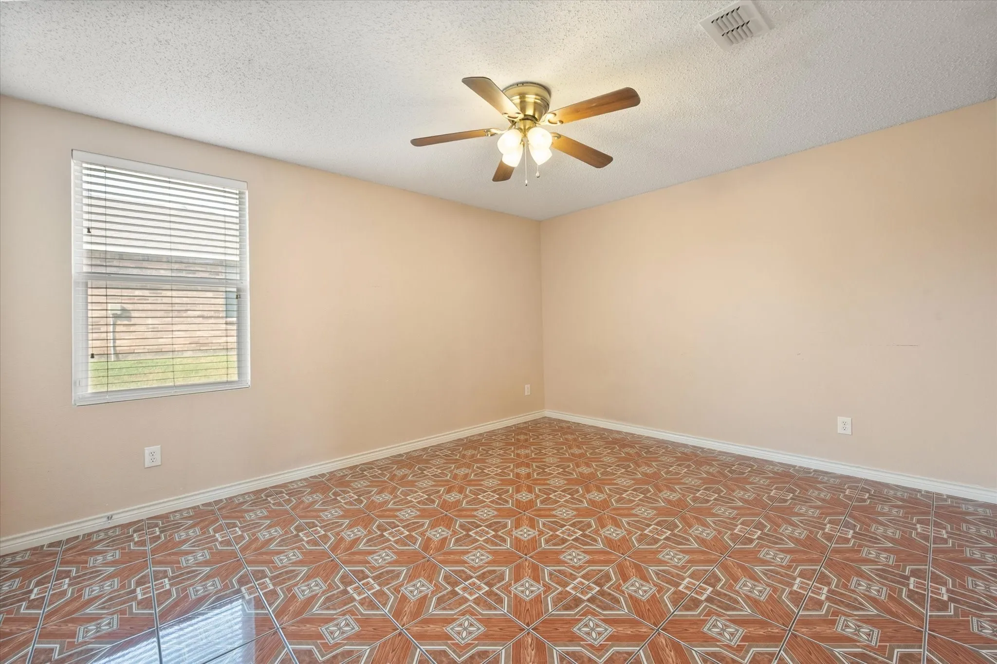 Single Family Residence For Rent in Tarrant County , 511 Travis Ranch Trail, Arlington, Texas 76002, 4 Bedroom, 2 Bathroom, 2 Garage spaces, 3,994 Sqft, built in 2005, mls#21399331, Real Estate Agent in Arlington, Homes For Rent in Tarrant county, Homes For Rent in Arlington, Realtor in Arlington Texas, Real Estate Brokerage Independent Realty Texas, Luminita Cordes Realtor