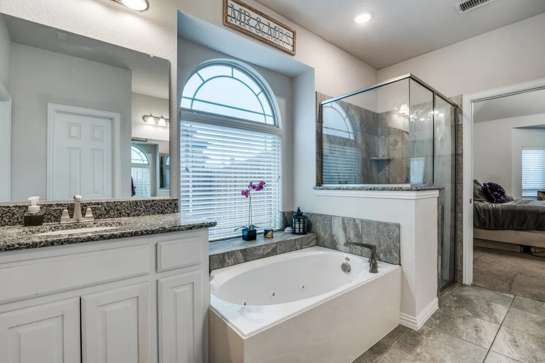 Owner's en-suite bathroom