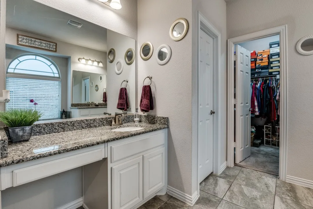 Owner's en-suite bathroom