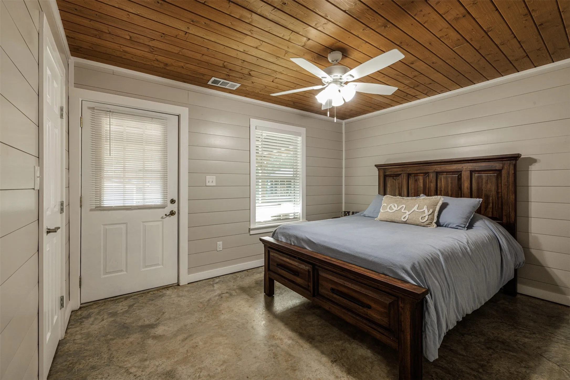 Single Family Residence For Sale in Franklin (TX) County , 310 Cypress Creek Drive, Mount Vernon, Texas 75457, 3 Bedroom, 2 Bathroom, Garage spaces, 1,529 Sqft, built in 1999, mls#21399351, Real Estate Agent in Mount Vernon, Homes For Sale in Franklin (TX) county, Homes For Sale in Mount Vernon, Realtor in Mount Vernon Texas, Real Estate Brokerage Independent Realty Texas, Luminita Cordes Realtor