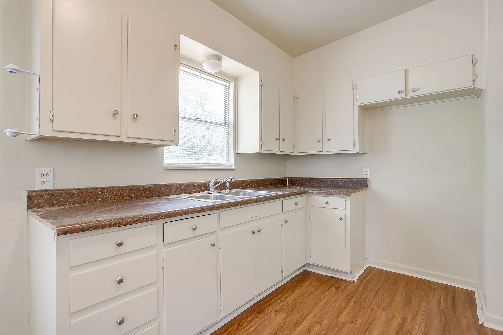 Single Family Residence For Rent in Tarrant County , 2812 Cordone Street, Fort Worth, Texas 76133, 3 Bedroom, 2 Bathroom, Garage spaces, 1,174 Sqft, built in 1955, mls#21398779, Real Estate Agent in Fort Worth, Homes For Rent in Tarrant county, Homes For Rent in Fort Worth, Realtor in Fort Worth Texas, Real Estate Brokerage Independent Realty Texas, Luminita Cordes Realtor