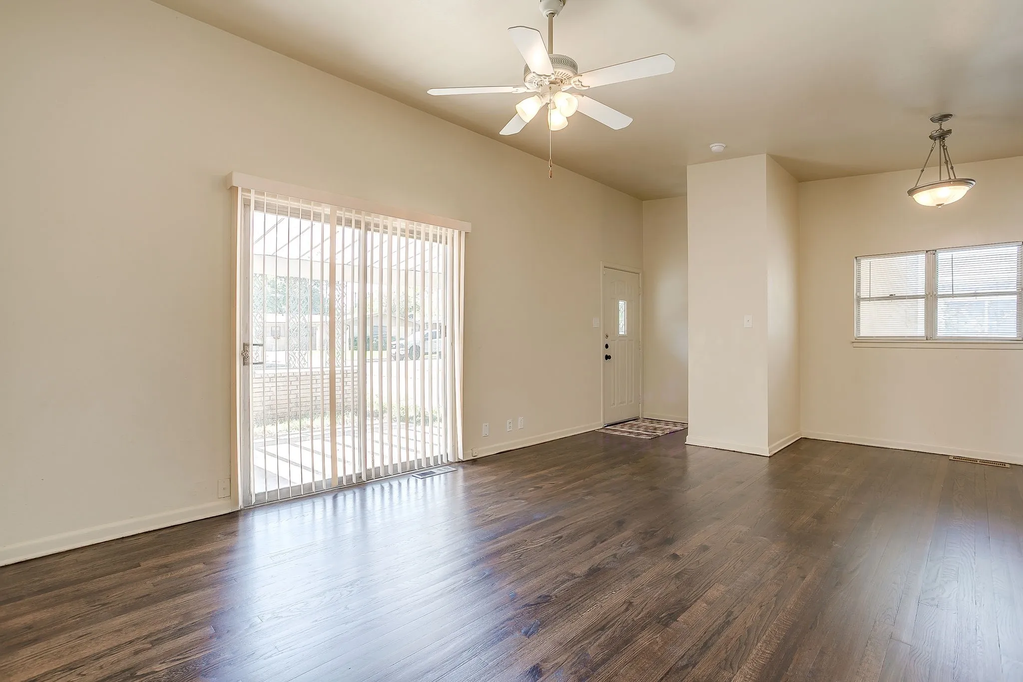 Single Family Residence For Rent in Tarrant County , 2812 Cordone Street, Fort Worth, Texas 76133, 3 Bedroom, 2 Bathroom, Garage spaces, 1,174 Sqft, built in 1955, mls#21398779, Real Estate Agent in Fort Worth, Homes For Rent in Tarrant county, Homes For Rent in Fort Worth, Realtor in Fort Worth Texas, Real Estate Brokerage Independent Realty Texas, Luminita Cordes Realtor