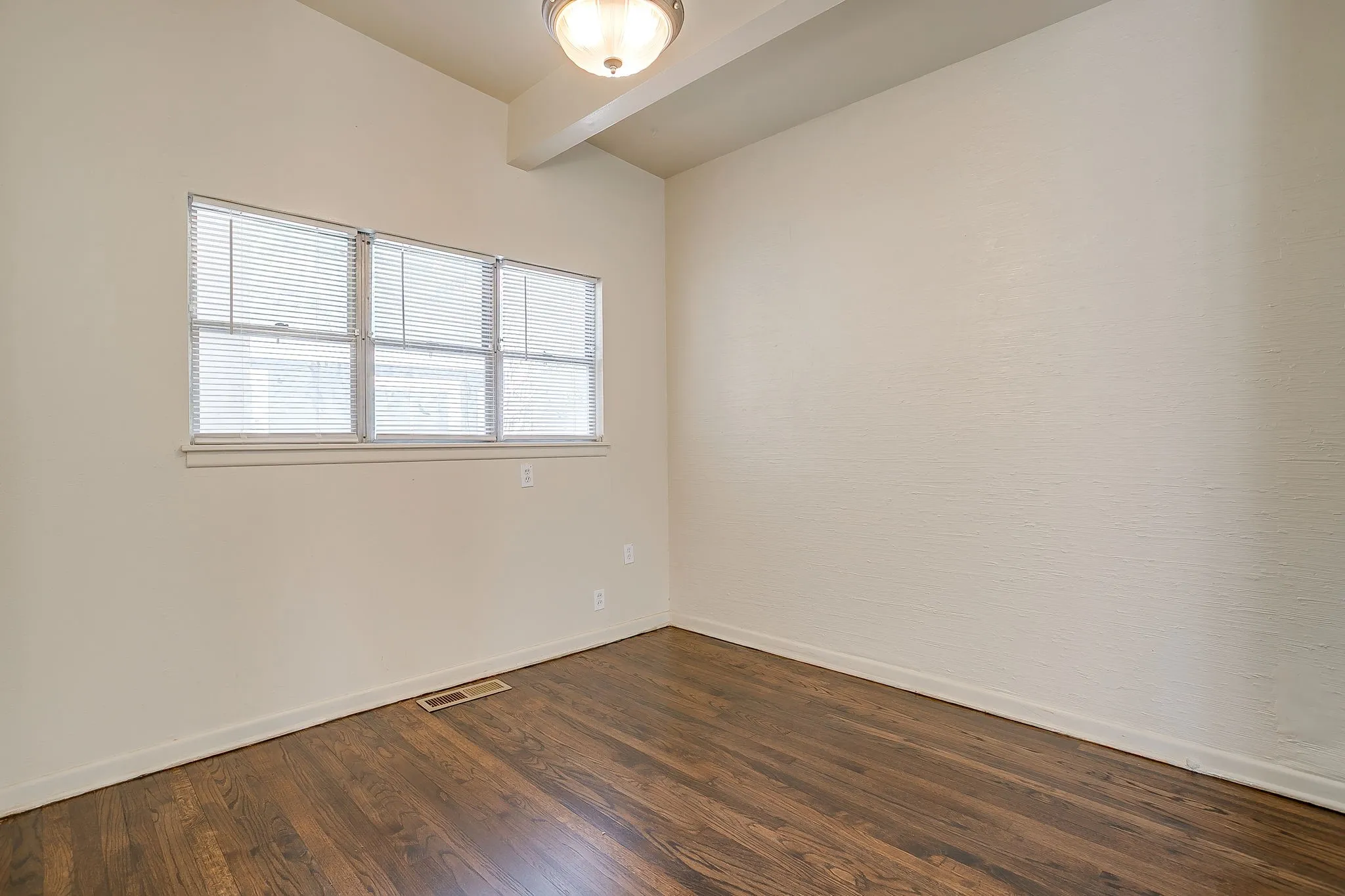 Single Family Residence For Rent in Tarrant County , 2812 Cordone Street, Fort Worth, Texas 76133, 3 Bedroom, 2 Bathroom, Garage spaces, 1,174 Sqft, built in 1955, mls#21398779, Real Estate Agent in Fort Worth, Homes For Rent in Tarrant county, Homes For Rent in Fort Worth, Realtor in Fort Worth Texas, Real Estate Brokerage Independent Realty Texas, Luminita Cordes Realtor