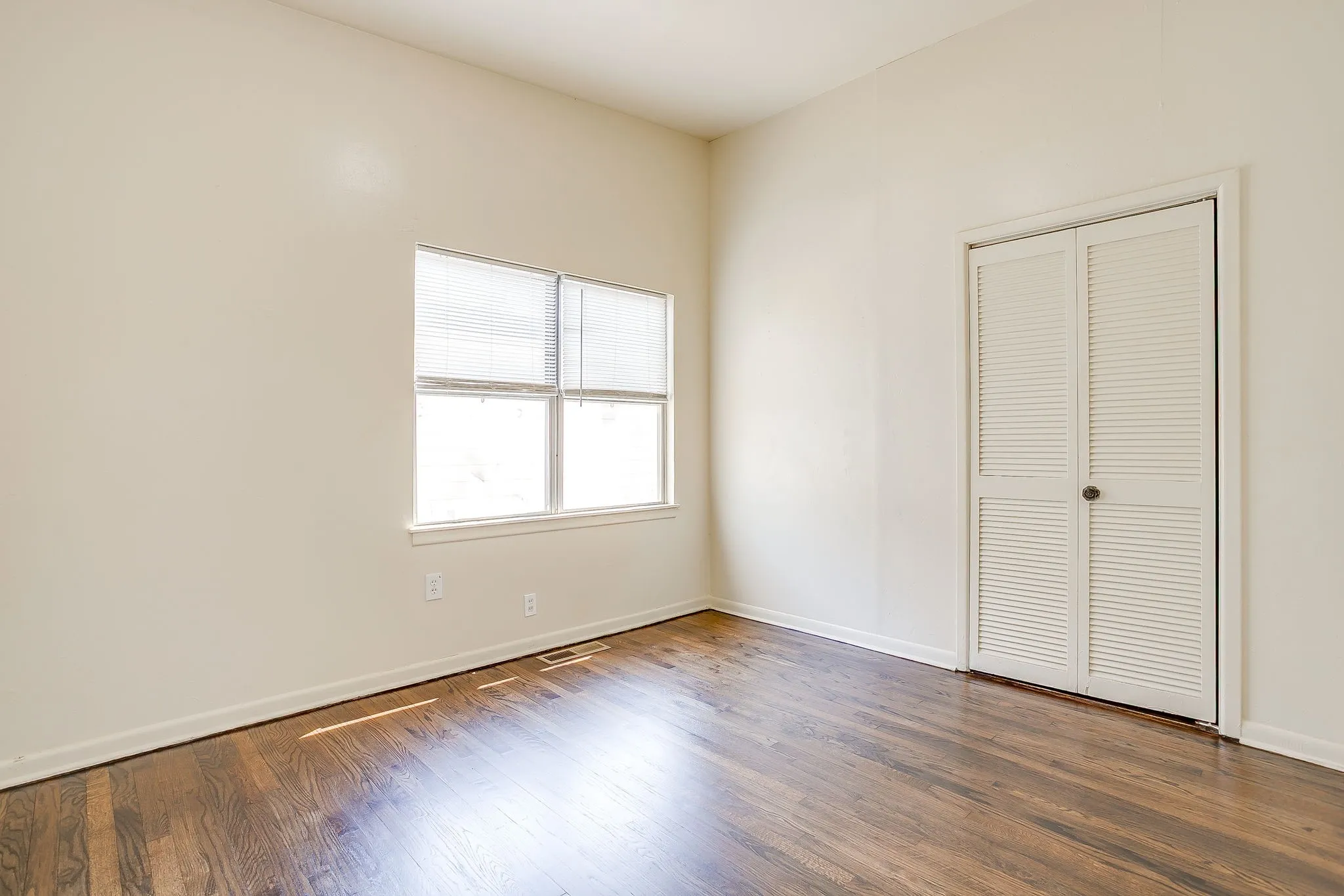 Single Family Residence For Rent in Tarrant County , 2812 Cordone Street, Fort Worth, Texas 76133, 3 Bedroom, 2 Bathroom, Garage spaces, 1,174 Sqft, built in 1955, mls#21398779, Real Estate Agent in Fort Worth, Homes For Rent in Tarrant county, Homes For Rent in Fort Worth, Realtor in Fort Worth Texas, Real Estate Brokerage Independent Realty Texas, Luminita Cordes Realtor