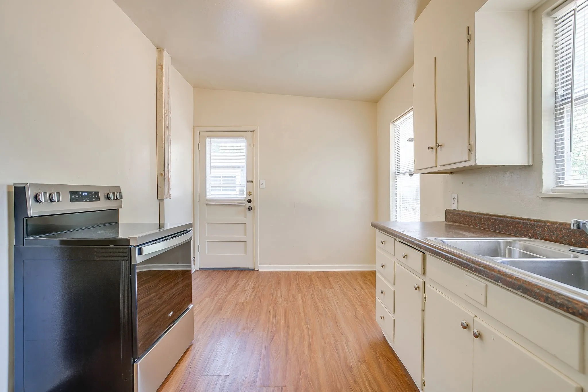 Single Family Residence For Rent in Tarrant County , 2812 Cordone Street, Fort Worth, Texas 76133, 3 Bedroom, 2 Bathroom, Garage spaces, 1,174 Sqft, built in 1955, mls#21398779, Real Estate Agent in Fort Worth, Homes For Rent in Tarrant county, Homes For Rent in Fort Worth, Realtor in Fort Worth Texas, Real Estate Brokerage Independent Realty Texas, Luminita Cordes Realtor