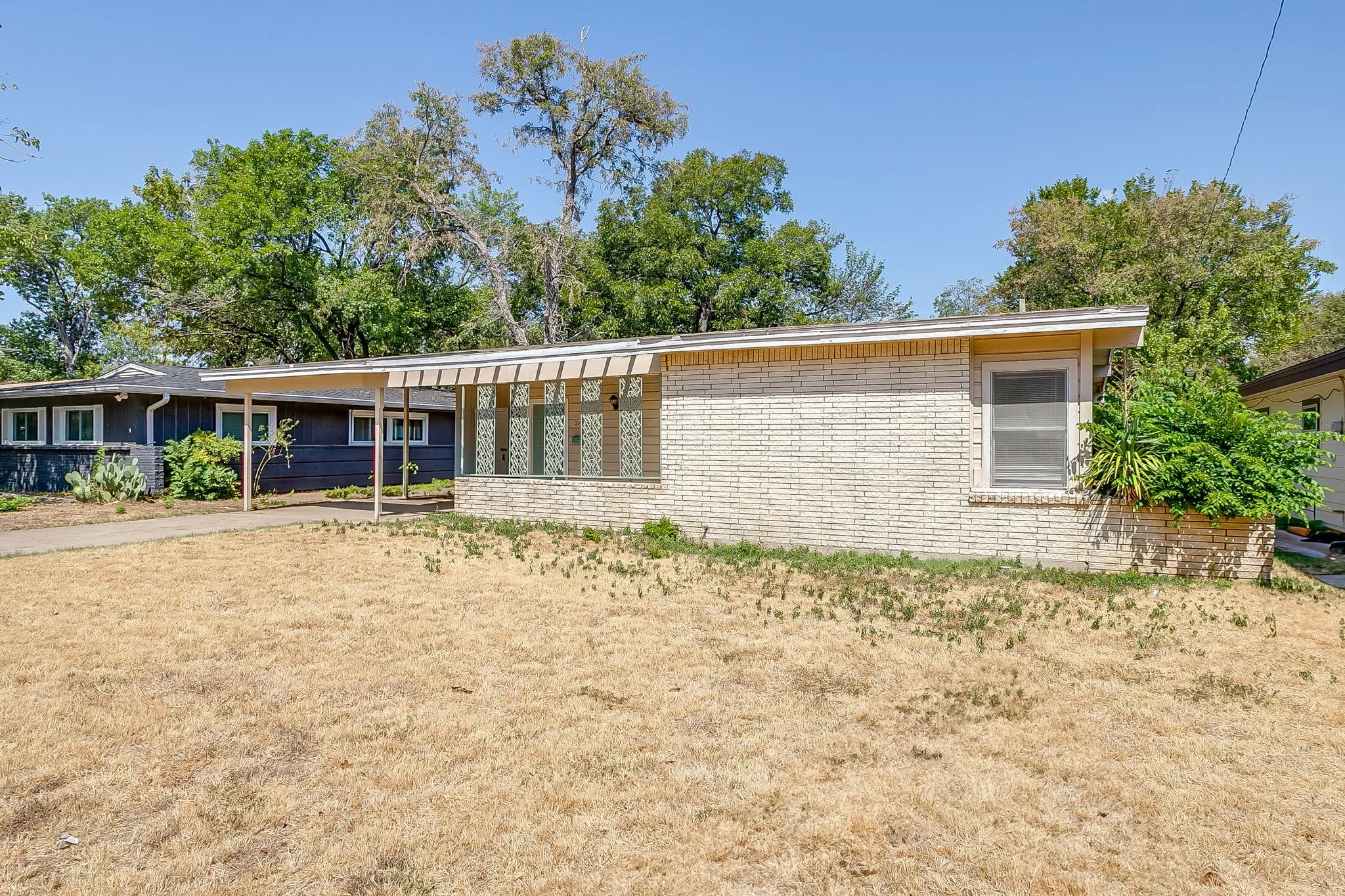 Single Family Residence For Rent in Tarrant County , 2812 Cordone Street, Fort Worth, Texas 76133, 3 Bedroom, 2 Bathroom, Garage spaces, 1,174 Sqft, built in 1955, mls#21398779, Real Estate Agent in Fort Worth, Homes For Rent in Tarrant county, Homes For Rent in Fort Worth, Realtor in Fort Worth Texas, Real Estate Brokerage Independent Realty Texas, Luminita Cordes Realtor