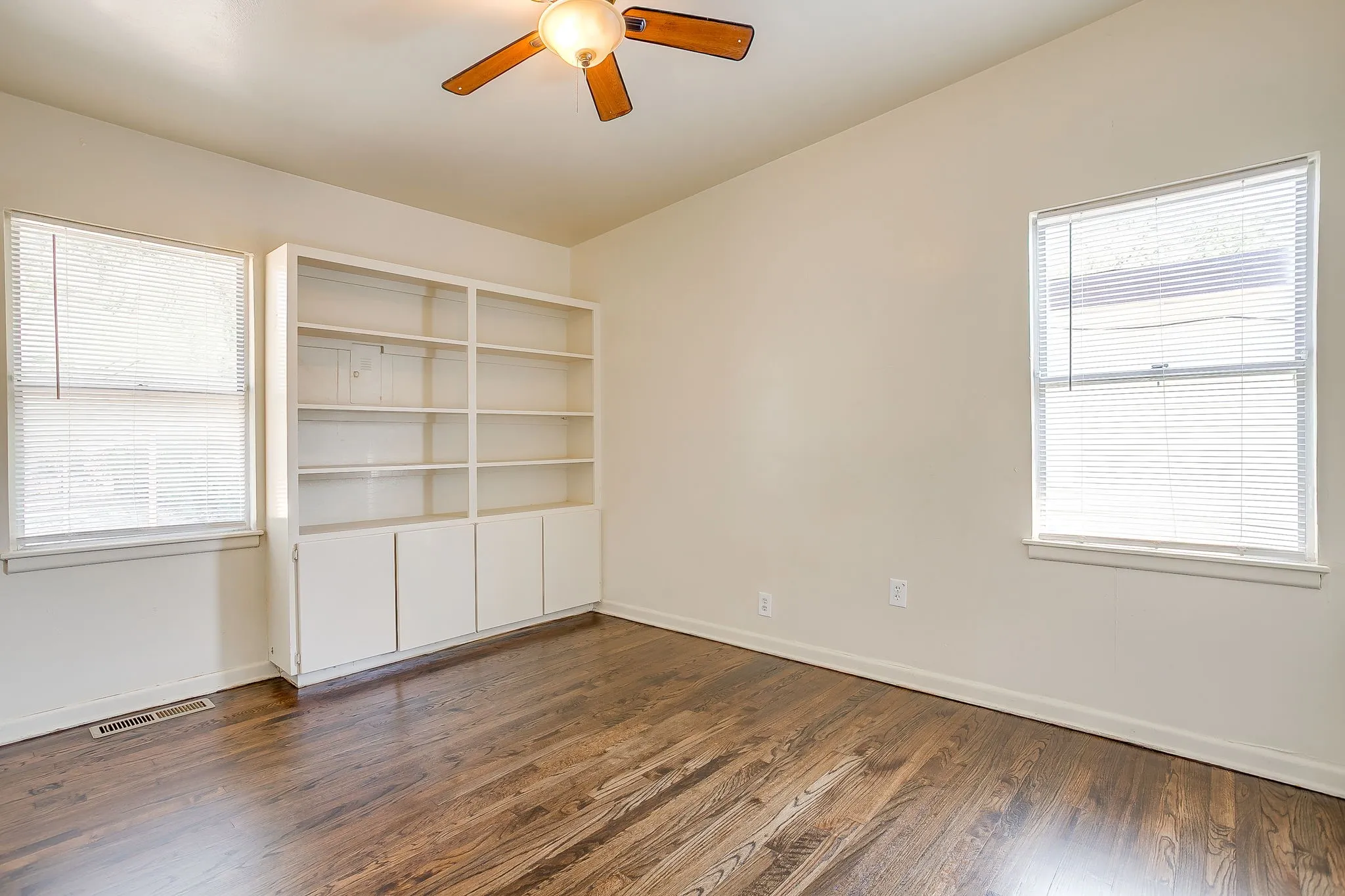 Single Family Residence For Rent in Tarrant County , 2812 Cordone Street, Fort Worth, Texas 76133, 3 Bedroom, 2 Bathroom, Garage spaces, 1,174 Sqft, built in 1955, mls#21398779, Real Estate Agent in Fort Worth, Homes For Rent in Tarrant county, Homes For Rent in Fort Worth, Realtor in Fort Worth Texas, Real Estate Brokerage Independent Realty Texas, Luminita Cordes Realtor