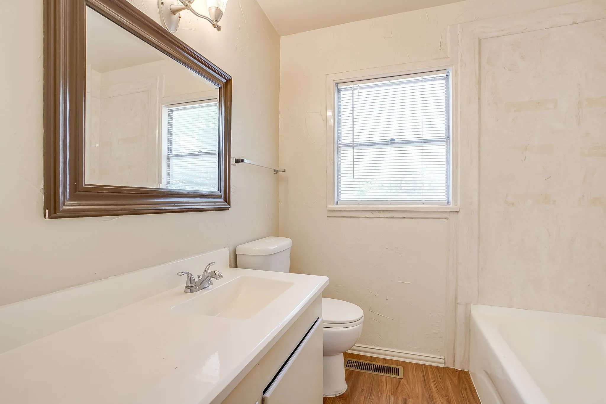 Single Family Residence For Rent in Tarrant County , 2812 Cordone Street, Fort Worth, Texas 76133, 3 Bedroom, 2 Bathroom, Garage spaces, 1,174 Sqft, built in 1955, mls#21398779, Real Estate Agent in Fort Worth, Homes For Rent in Tarrant county, Homes For Rent in Fort Worth, Realtor in Fort Worth Texas, Real Estate Brokerage Independent Realty Texas, Luminita Cordes Realtor