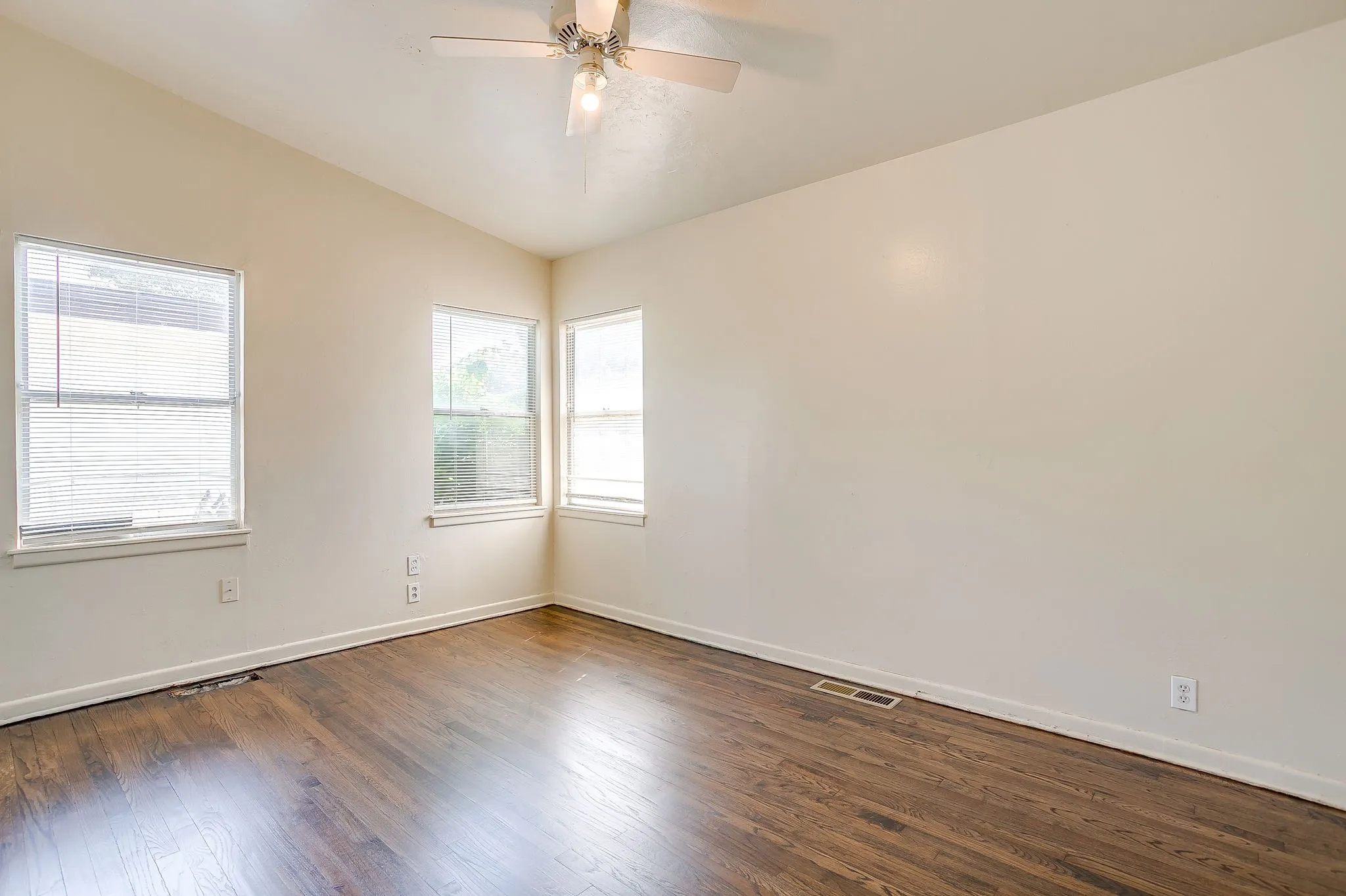 Single Family Residence For Rent in Tarrant County , 2812 Cordone Street, Fort Worth, Texas 76133, 3 Bedroom, 2 Bathroom, Garage spaces, 1,174 Sqft, built in 1955, mls#21398779, Real Estate Agent in Fort Worth, Homes For Rent in Tarrant county, Homes For Rent in Fort Worth, Realtor in Fort Worth Texas, Real Estate Brokerage Independent Realty Texas, Luminita Cordes Realtor