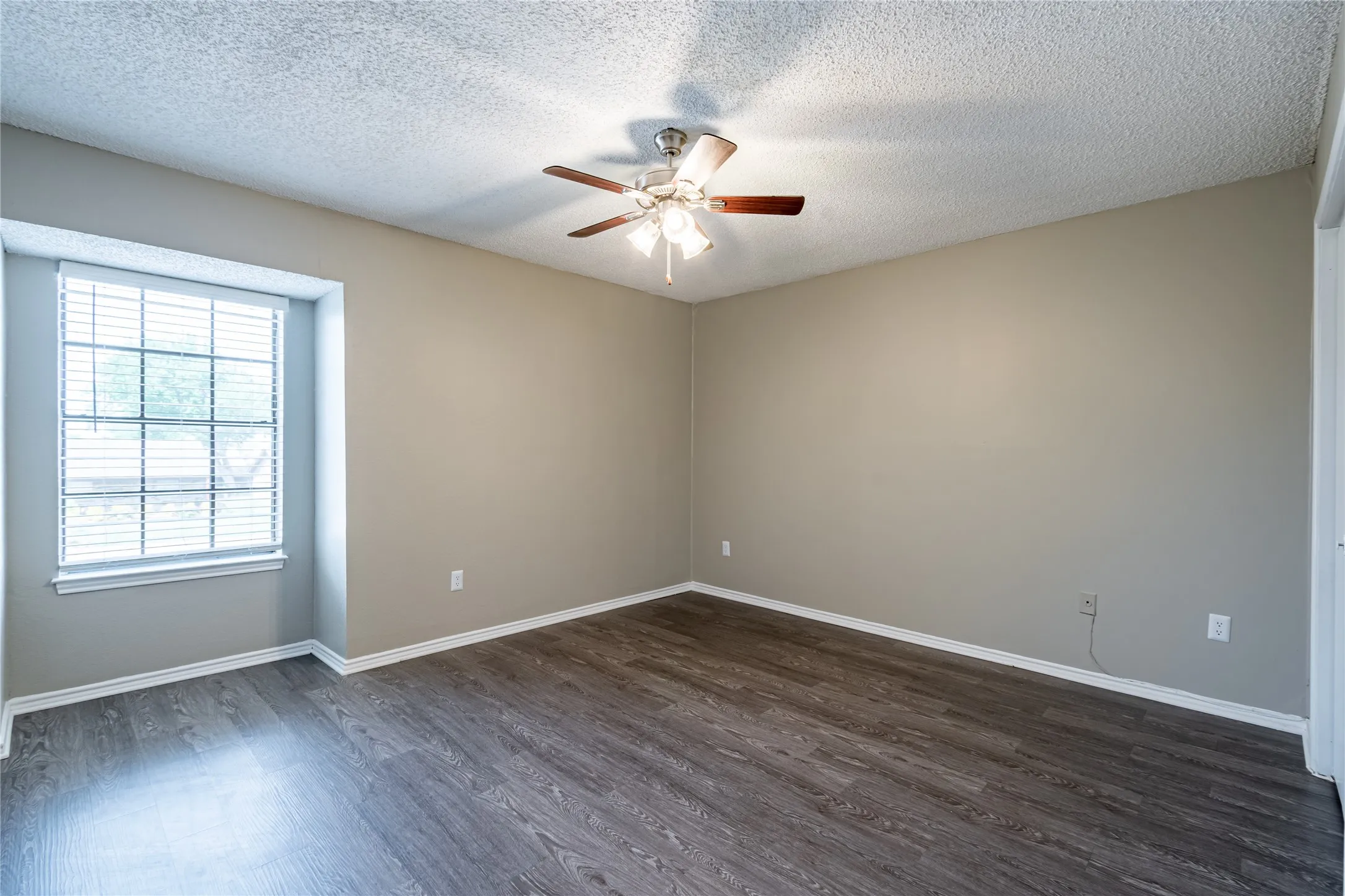 Quadruplex For Rent in Tarrant County , 400 Cambridge Drive 400, Saginaw, Texas 76179, 2 Bedroom, 2 Bathroom, Garage spaces, 1,044 Sqft, built in 1982, mls#21399363, Real Estate Agent in Saginaw, Homes For Rent in Tarrant county, Homes For Rent in Saginaw, Realtor in Saginaw Texas, Real Estate Brokerage Independent Realty Texas, Luminita Cordes Realtor