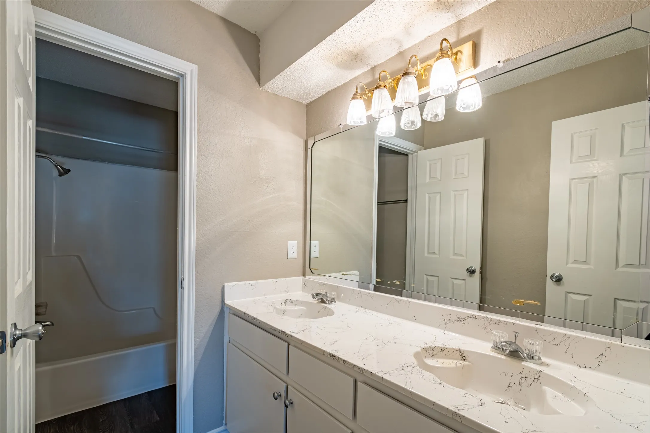 Quadruplex For Rent in Tarrant County , 400 Cambridge Drive 400, Saginaw, Texas 76179, 2 Bedroom, 2 Bathroom, Garage spaces, 1,044 Sqft, built in 1982, mls#21399363, Real Estate Agent in Saginaw, Homes For Rent in Tarrant county, Homes For Rent in Saginaw, Realtor in Saginaw Texas, Real Estate Brokerage Independent Realty Texas, Luminita Cordes Realtor