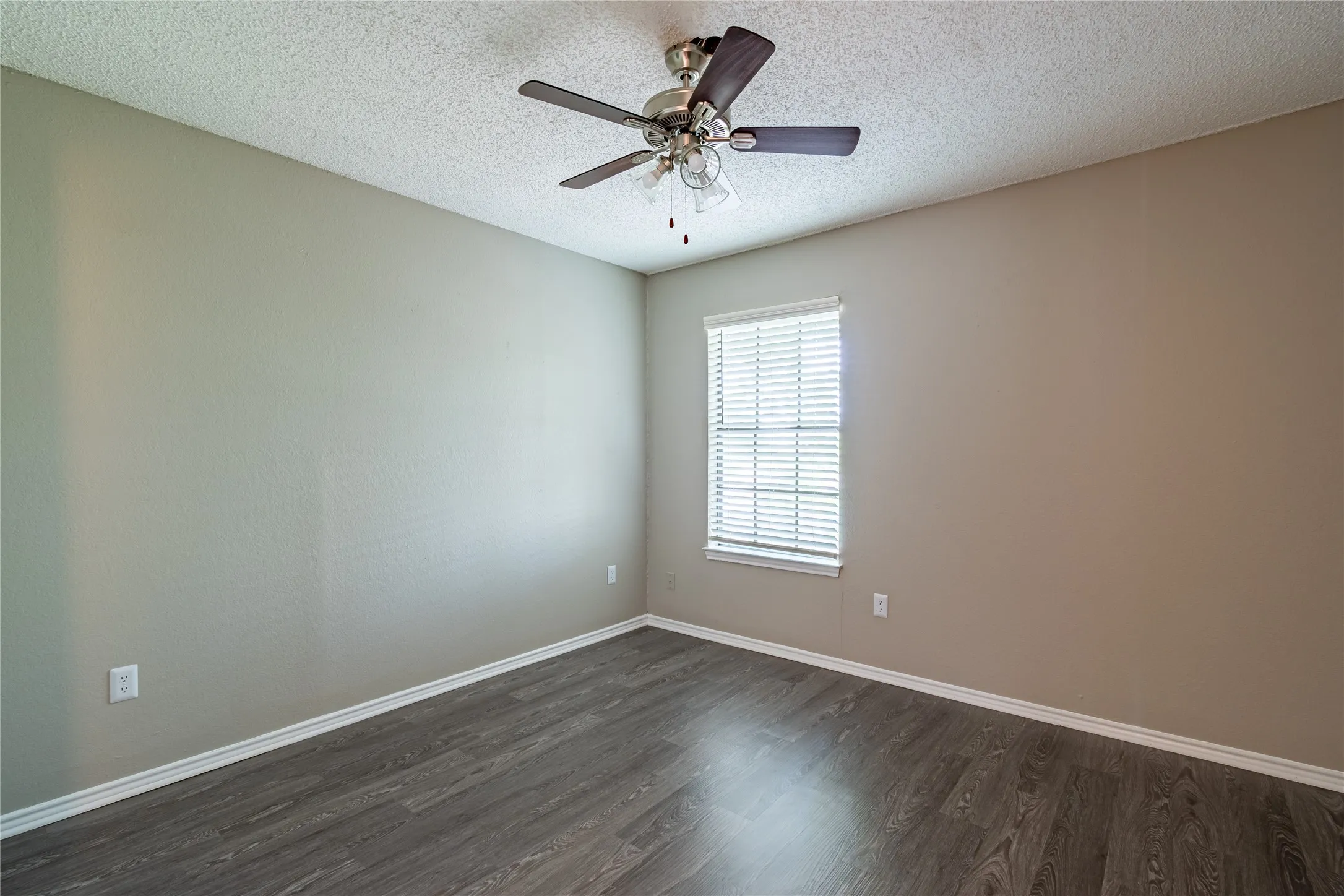 Quadruplex For Rent in Tarrant County , 400 Cambridge Drive 400, Saginaw, Texas 76179, 2 Bedroom, 2 Bathroom, Garage spaces, 1,044 Sqft, built in 1982, mls#21399363, Real Estate Agent in Saginaw, Homes For Rent in Tarrant county, Homes For Rent in Saginaw, Realtor in Saginaw Texas, Real Estate Brokerage Independent Realty Texas, Luminita Cordes Realtor