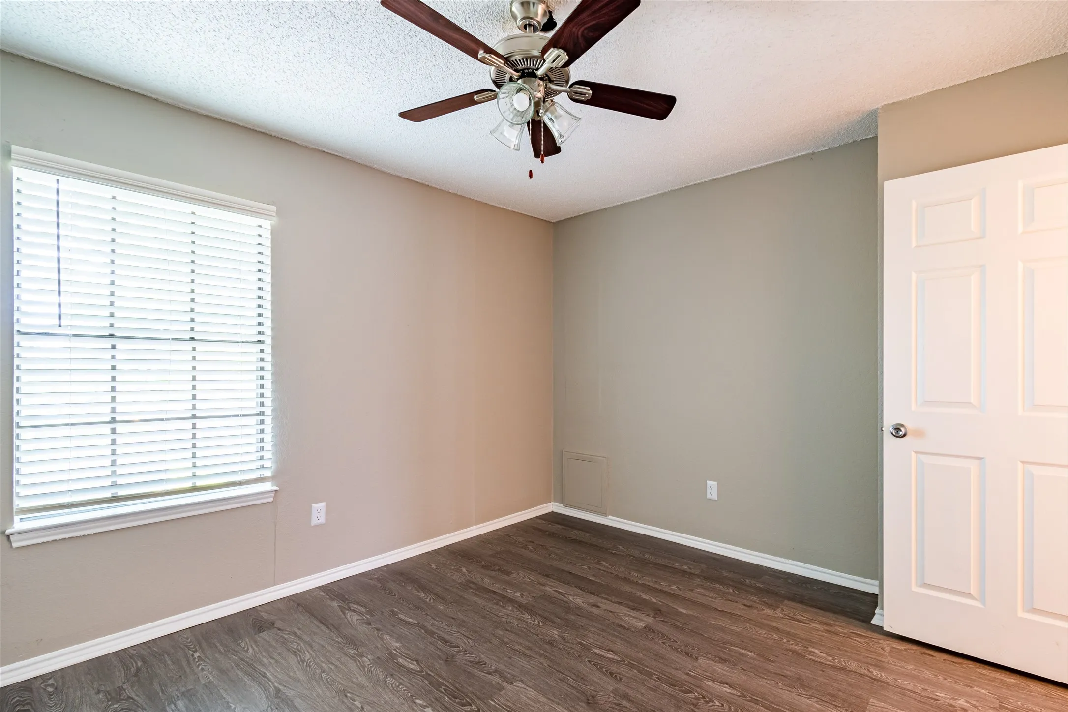 Quadruplex For Rent in Tarrant County , 400 Cambridge Drive 400, Saginaw, Texas 76179, 2 Bedroom, 2 Bathroom, Garage spaces, 1,044 Sqft, built in 1982, mls#21399363, Real Estate Agent in Saginaw, Homes For Rent in Tarrant county, Homes For Rent in Saginaw, Realtor in Saginaw Texas, Real Estate Brokerage Independent Realty Texas, Luminita Cordes Realtor