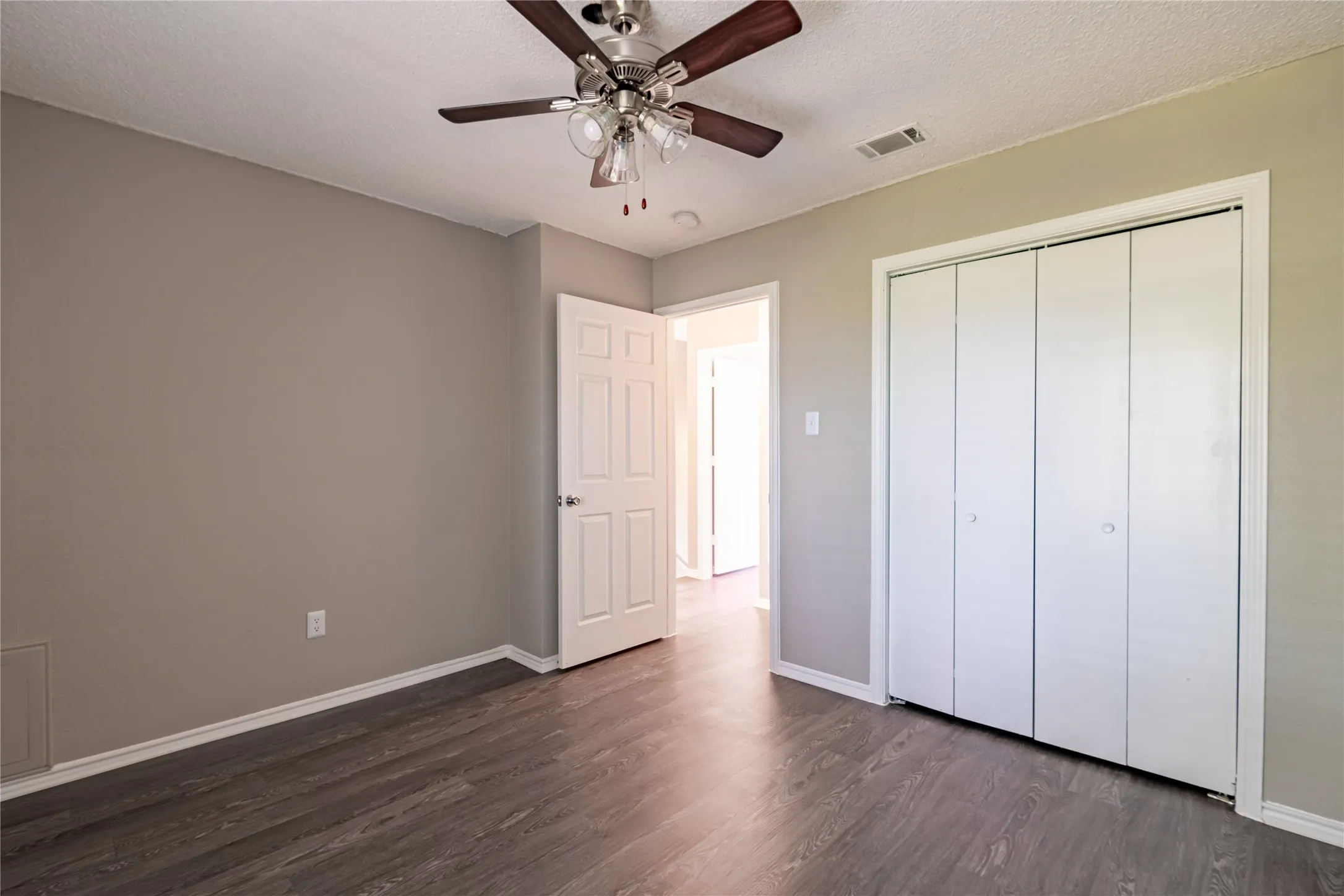 Quadruplex For Rent in Tarrant County , 400 Cambridge Drive 400, Saginaw, Texas 76179, 2 Bedroom, 2 Bathroom, Garage spaces, 1,044 Sqft, built in 1982, mls#21399363, Real Estate Agent in Saginaw, Homes For Rent in Tarrant county, Homes For Rent in Saginaw, Realtor in Saginaw Texas, Real Estate Brokerage Independent Realty Texas, Luminita Cordes Realtor