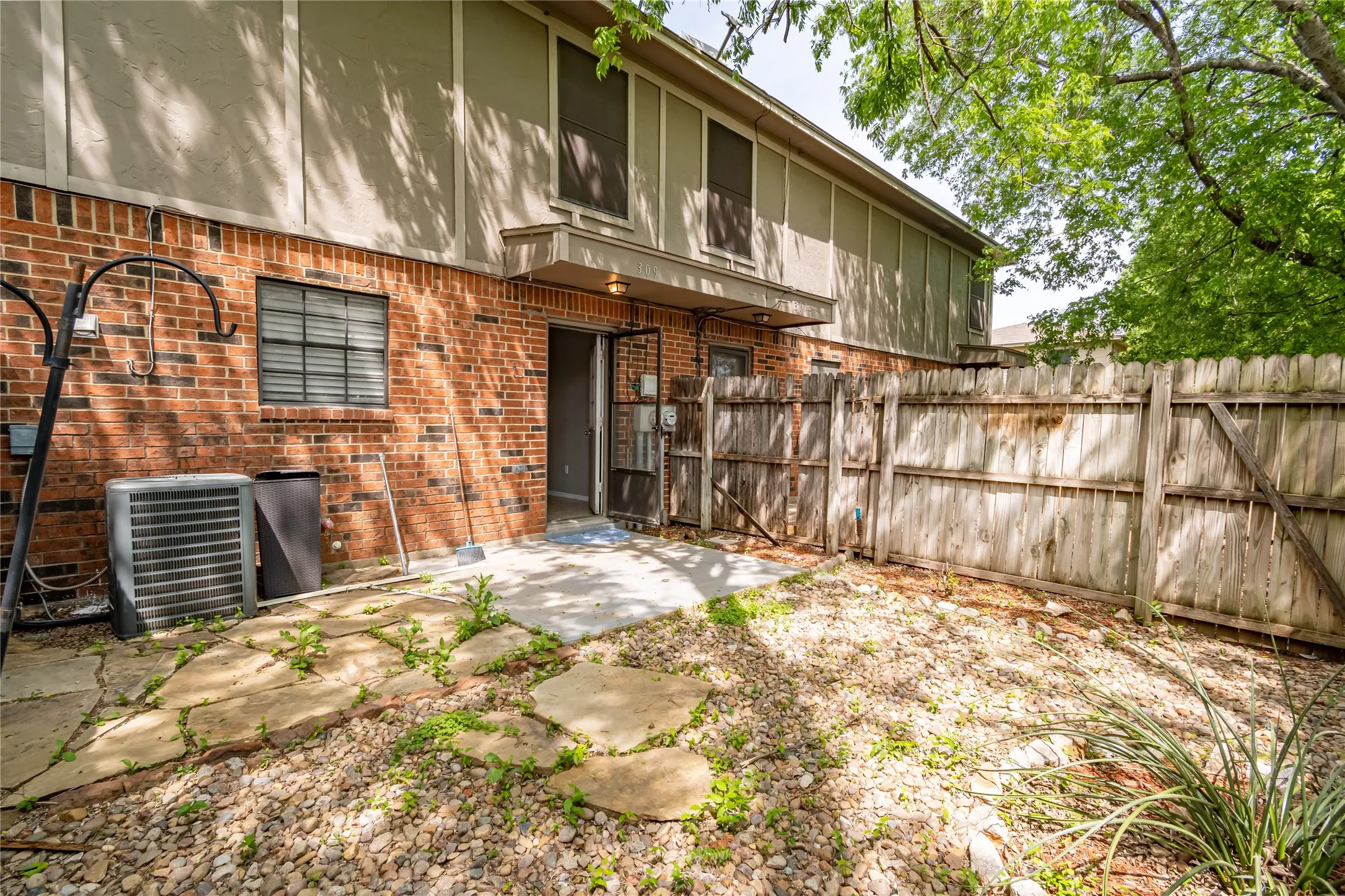 Quadruplex For Rent in Tarrant County , 400 Cambridge Drive 400, Saginaw, Texas 76179, 2 Bedroom, 2 Bathroom, Garage spaces, 1,044 Sqft, built in 1982, mls#21399363, Real Estate Agent in Saginaw, Homes For Rent in Tarrant county, Homes For Rent in Saginaw, Realtor in Saginaw Texas, Real Estate Brokerage Independent Realty Texas, Luminita Cordes Realtor