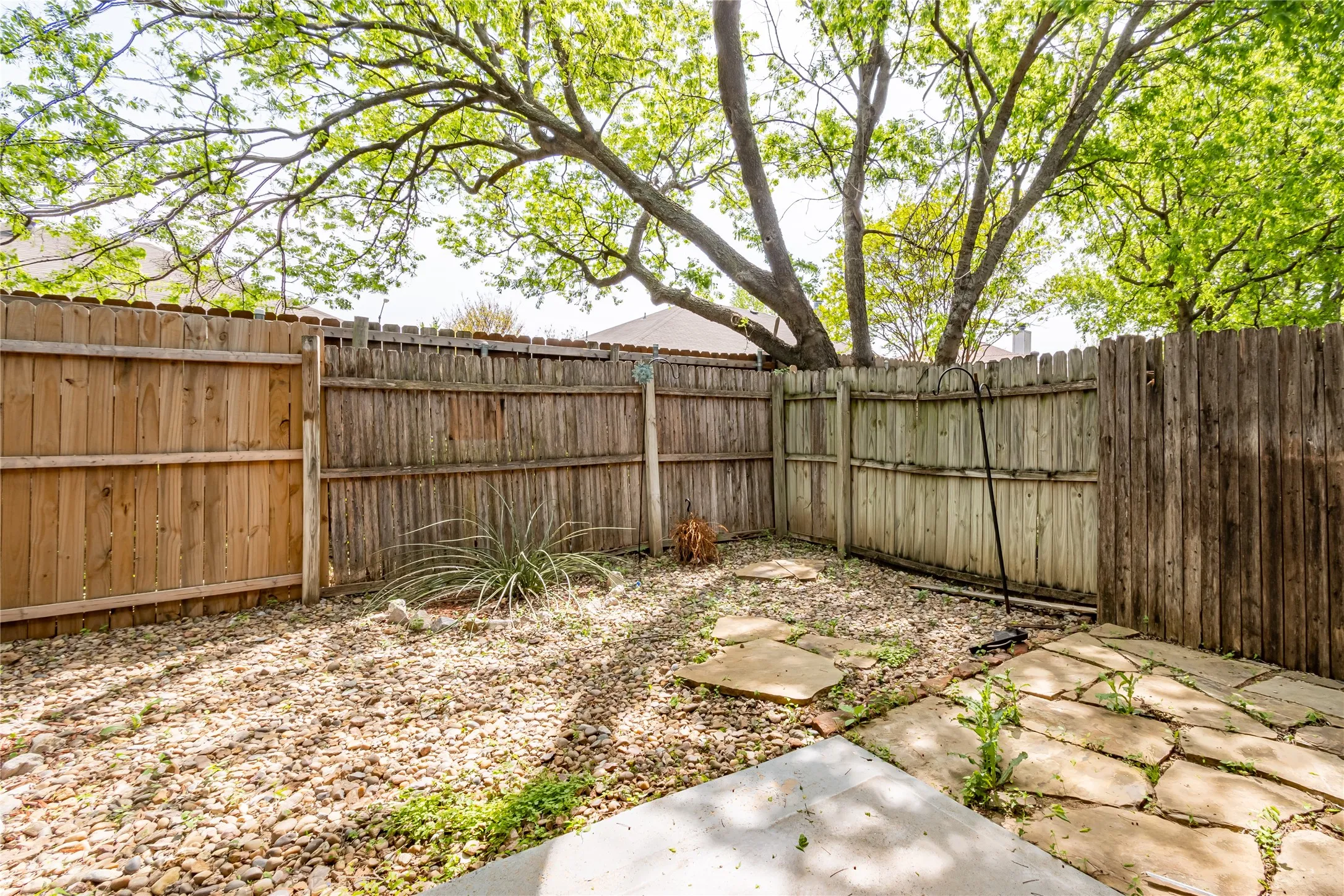 Quadruplex For Rent in Tarrant County , 400 Cambridge Drive 400, Saginaw, Texas 76179, 2 Bedroom, 2 Bathroom, Garage spaces, 1,044 Sqft, built in 1982, mls#21399363, Real Estate Agent in Saginaw, Homes For Rent in Tarrant county, Homes For Rent in Saginaw, Realtor in Saginaw Texas, Real Estate Brokerage Independent Realty Texas, Luminita Cordes Realtor