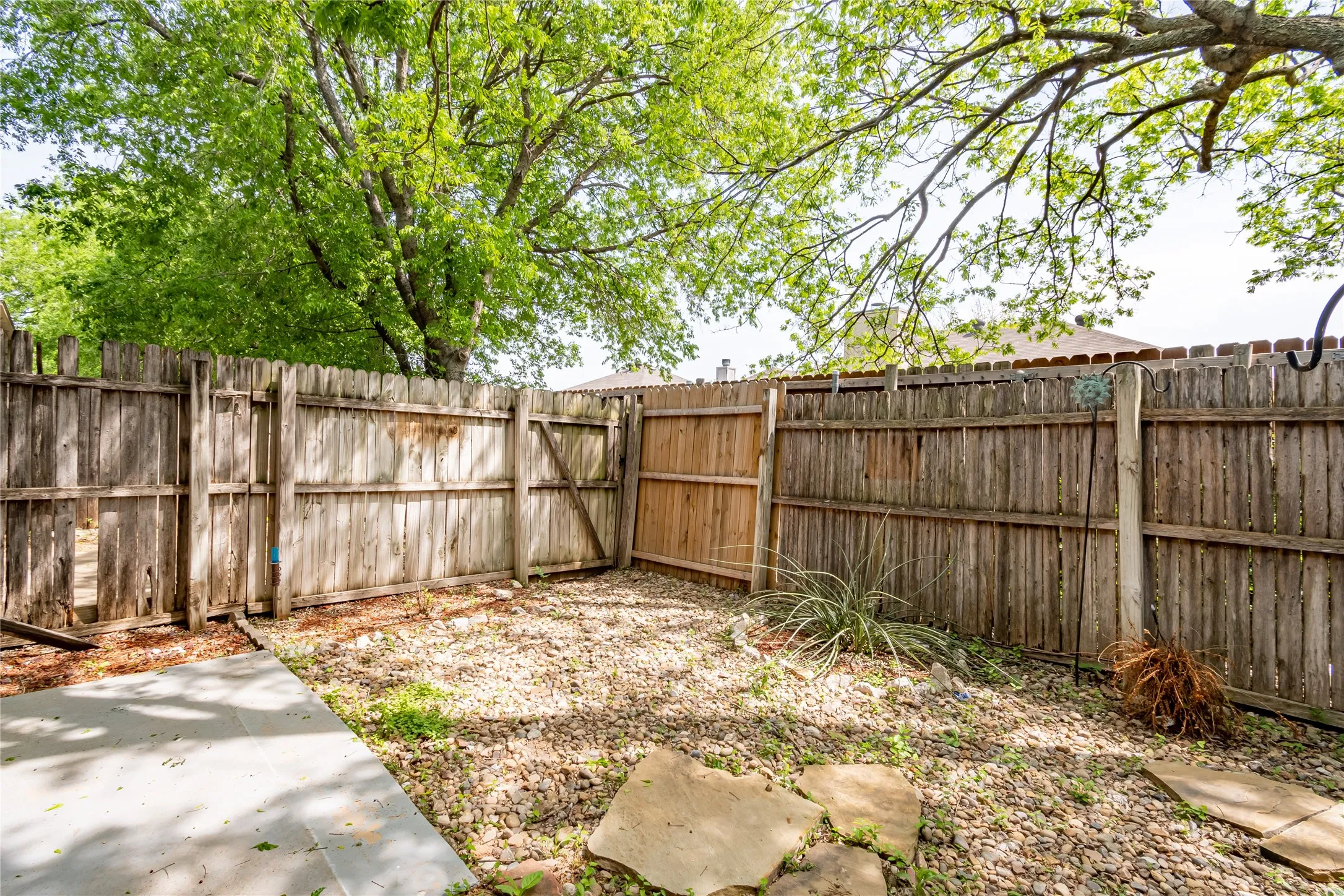 Quadruplex For Rent in Tarrant County , 400 Cambridge Drive 400, Saginaw, Texas 76179, 2 Bedroom, 2 Bathroom, Garage spaces, 1,044 Sqft, built in 1982, mls#21399363, Real Estate Agent in Saginaw, Homes For Rent in Tarrant county, Homes For Rent in Saginaw, Realtor in Saginaw Texas, Real Estate Brokerage Independent Realty Texas, Luminita Cordes Realtor