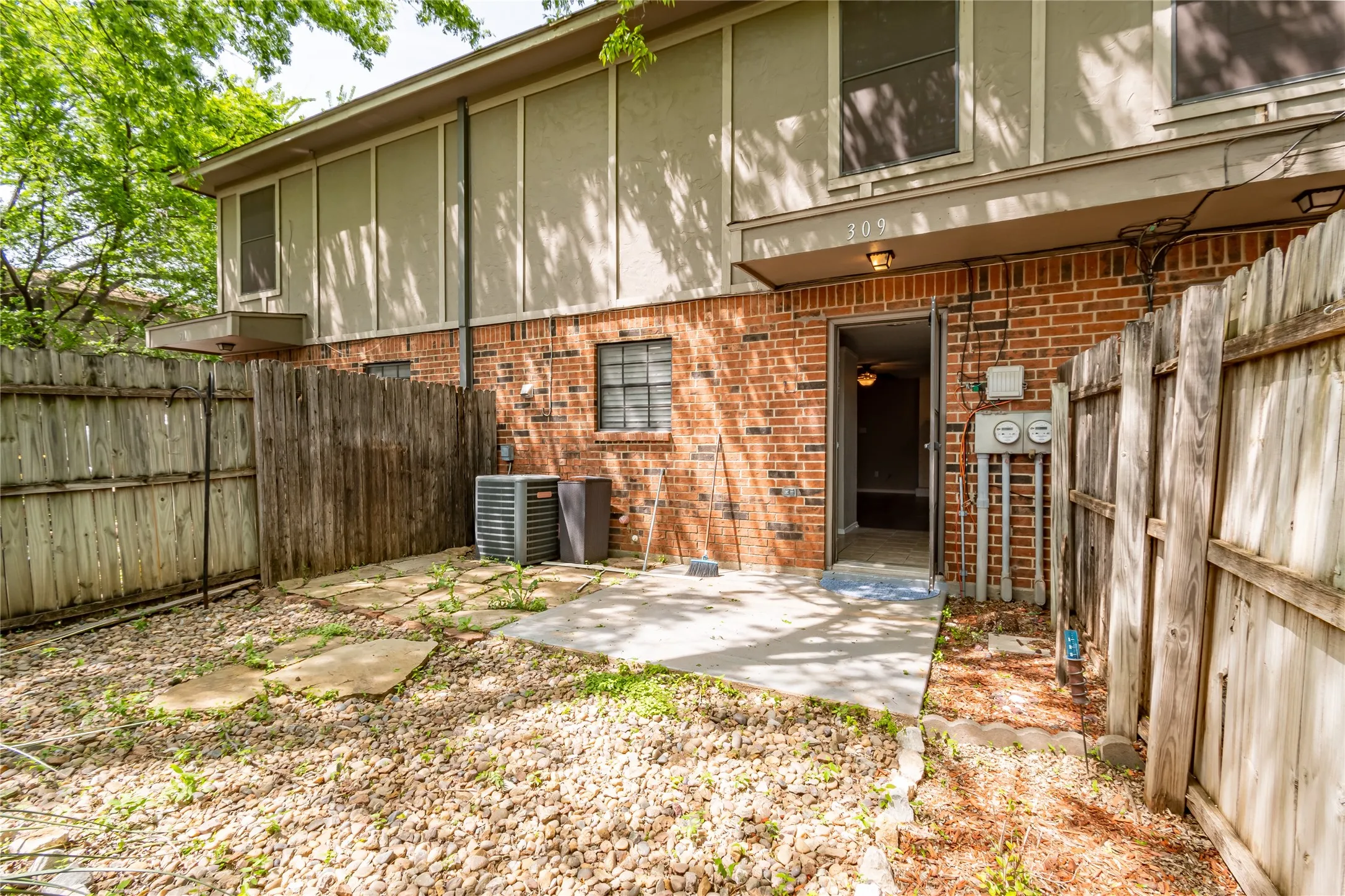 Quadruplex For Rent in Tarrant County , 400 Cambridge Drive 400, Saginaw, Texas 76179, 2 Bedroom, 2 Bathroom, Garage spaces, 1,044 Sqft, built in 1982, mls#21399363, Real Estate Agent in Saginaw, Homes For Rent in Tarrant county, Homes For Rent in Saginaw, Realtor in Saginaw Texas, Real Estate Brokerage Independent Realty Texas, Luminita Cordes Realtor