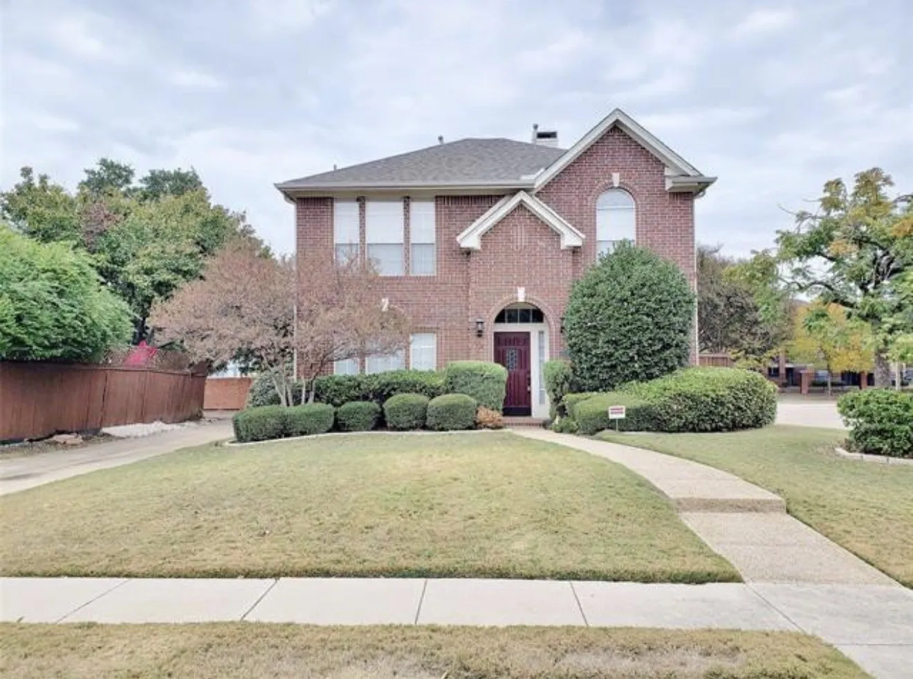 Single Family Residence For Rent in Dallas County , 211 Moss Hill Road, Irving, Texas 75063, 3 Bedroom, 3 Bathroom, 2 Garage spaces, 2,044 Sqft, built in 1995, mls#21399365, Real Estate Agent in Irving, Homes For Rent in Dallas county, Homes For Rent in Irving, Realtor in Irving Texas, Real Estate Brokerage Independent Realty Texas, Luminita Cordes Realtor