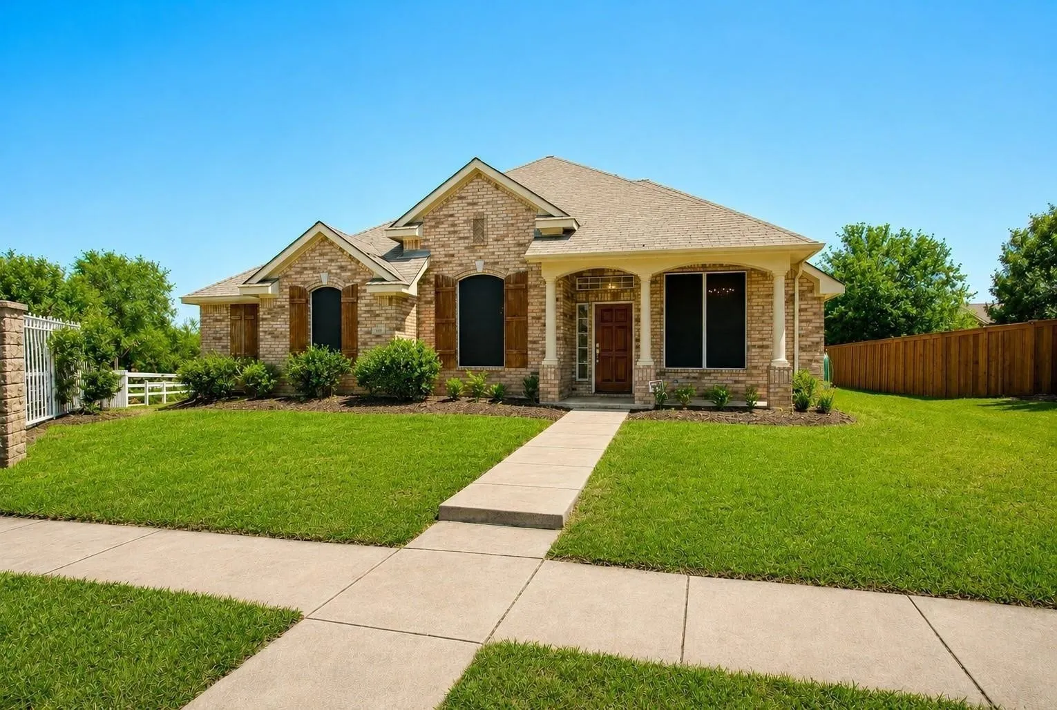 Single Family Residence For Sale in Dallas County , 4402 Horizon Drive, Garland, Texas 75043, 4 Bedroom, 2 Bathroom, 3 Garage spaces, 2,678 Sqft, built in 2002, mls#21399370, Real Estate Agent in Garland, Homes For Sale in Dallas county, Homes For Sale in Garland, Realtor in Garland Texas, Real Estate Brokerage Independent Realty Texas, Luminita Cordes Realtor