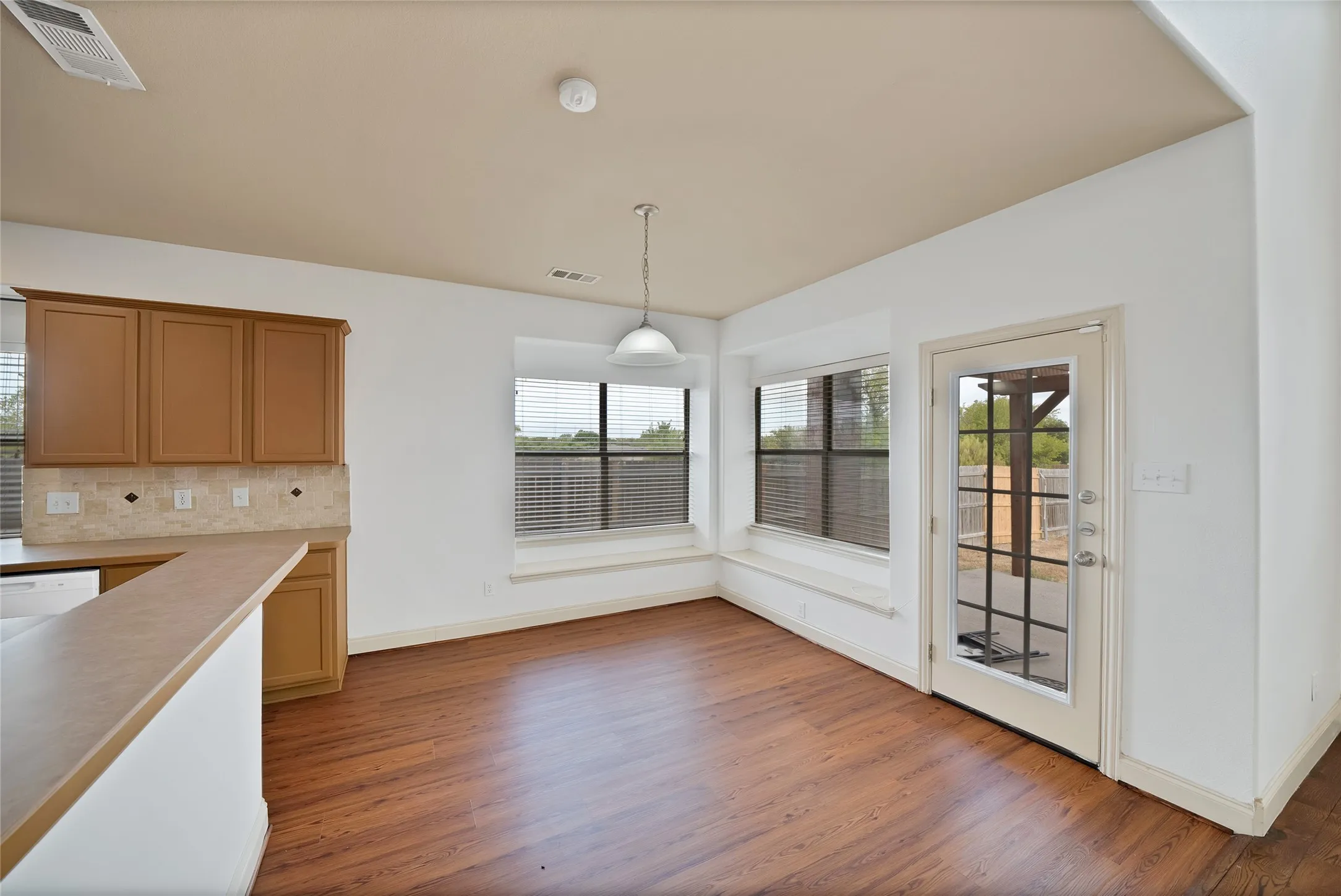 Single Family Residence For Rent in Dallas County , 903 Fieldstone Drive, Cedar Hill, Texas 75104, 4 Bedroom, 3 Bathroom, 2 Garage spaces, 3,162 Sqft, built in 2004, mls#21398373, Real Estate Agent in Cedar Hill, Homes For Rent in Dallas county, Homes For Rent in Cedar Hill, Realtor in Cedar Hill Texas, Real Estate Brokerage Independent Realty Texas, Luminita Cordes Realtor
