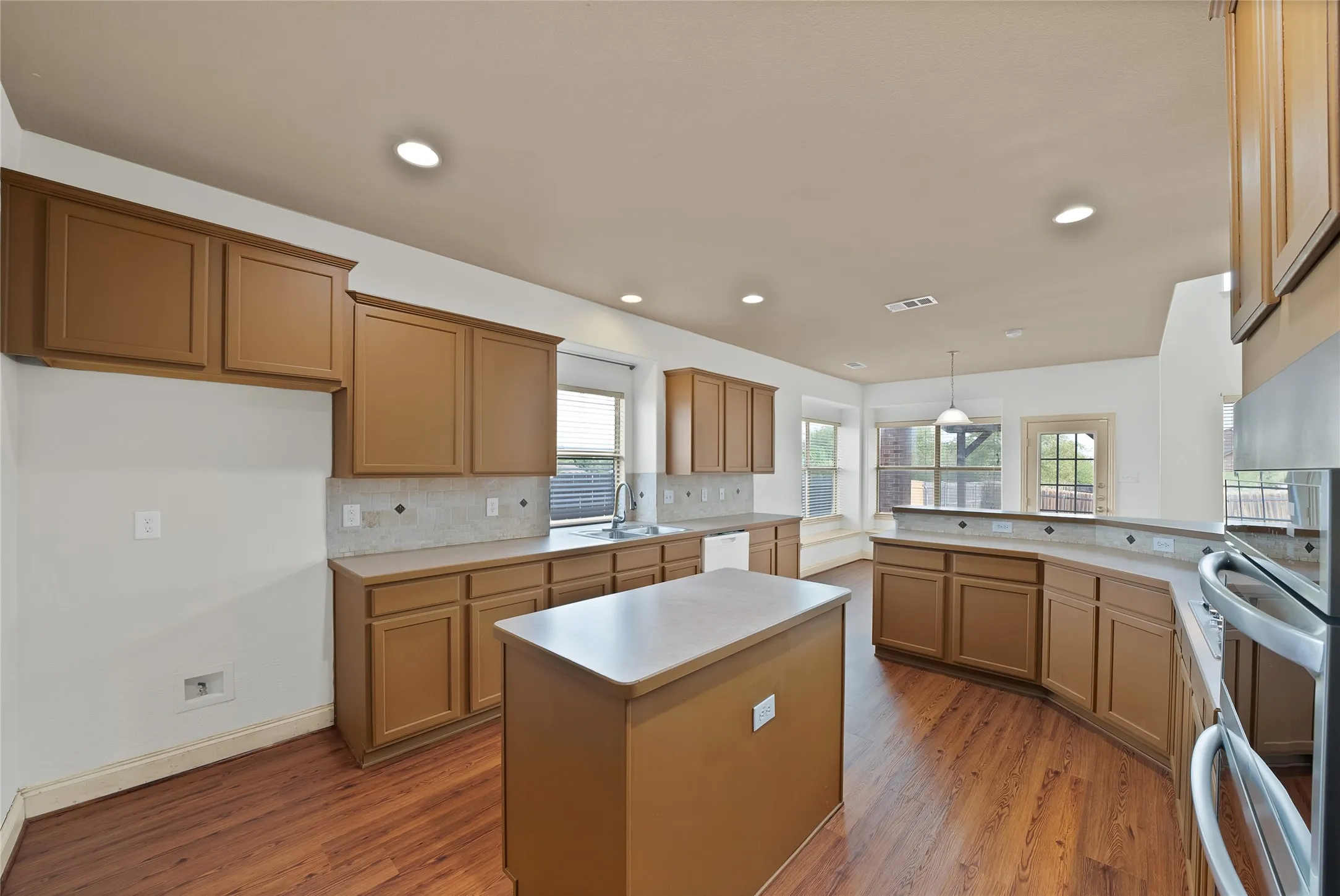 Single Family Residence For Rent in Dallas County , 903 Fieldstone Drive, Cedar Hill, Texas 75104, 4 Bedroom, 3 Bathroom, 2 Garage spaces, 3,162 Sqft, built in 2004, mls#21398373, Real Estate Agent in Cedar Hill, Homes For Rent in Dallas county, Homes For Rent in Cedar Hill, Realtor in Cedar Hill Texas, Real Estate Brokerage Independent Realty Texas, Luminita Cordes Realtor