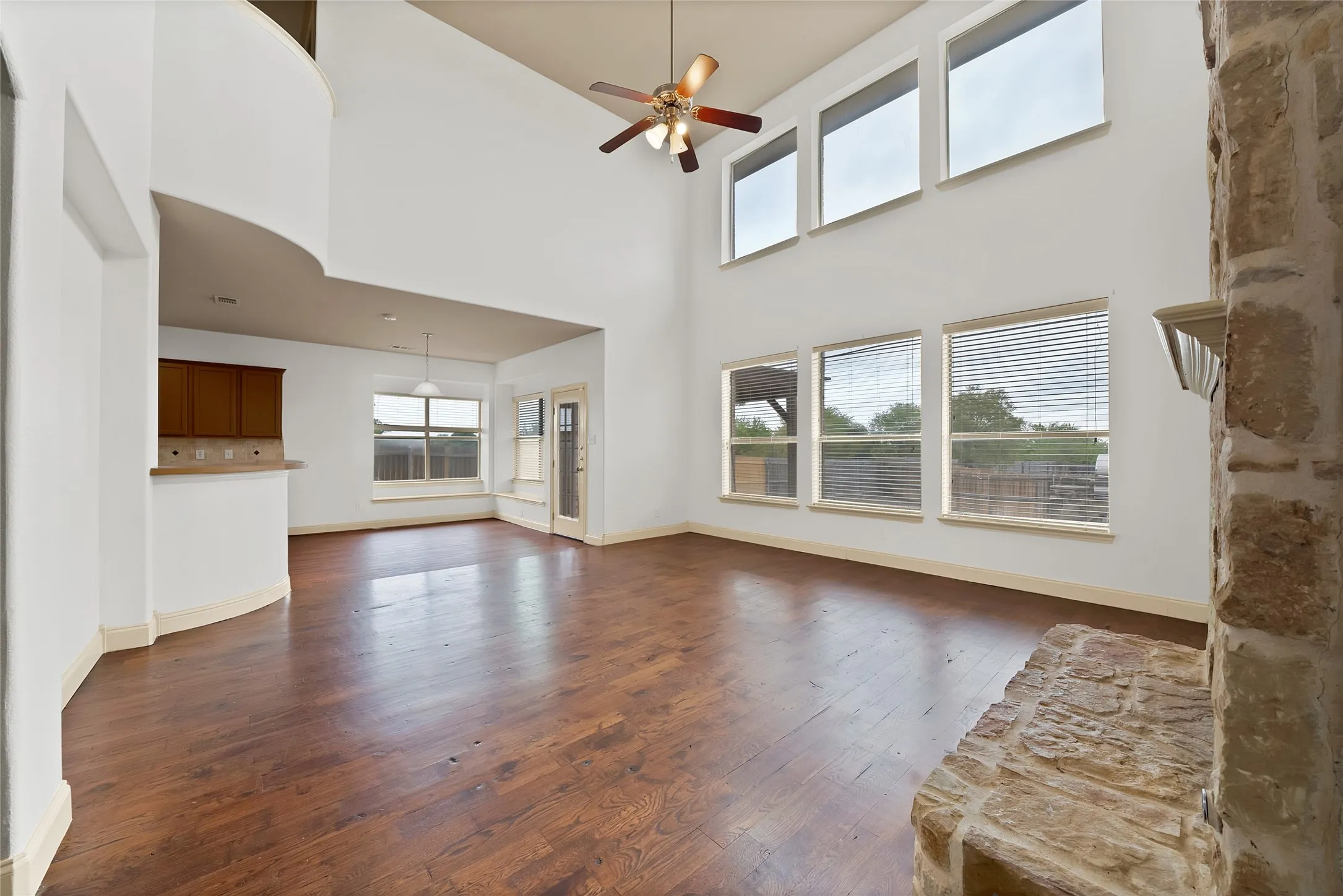 Single Family Residence For Rent in Dallas County , 903 Fieldstone Drive, Cedar Hill, Texas 75104, 4 Bedroom, 3 Bathroom, 2 Garage spaces, 3,162 Sqft, built in 2004, mls#21398373, Real Estate Agent in Cedar Hill, Homes For Rent in Dallas county, Homes For Rent in Cedar Hill, Realtor in Cedar Hill Texas, Real Estate Brokerage Independent Realty Texas, Luminita Cordes Realtor