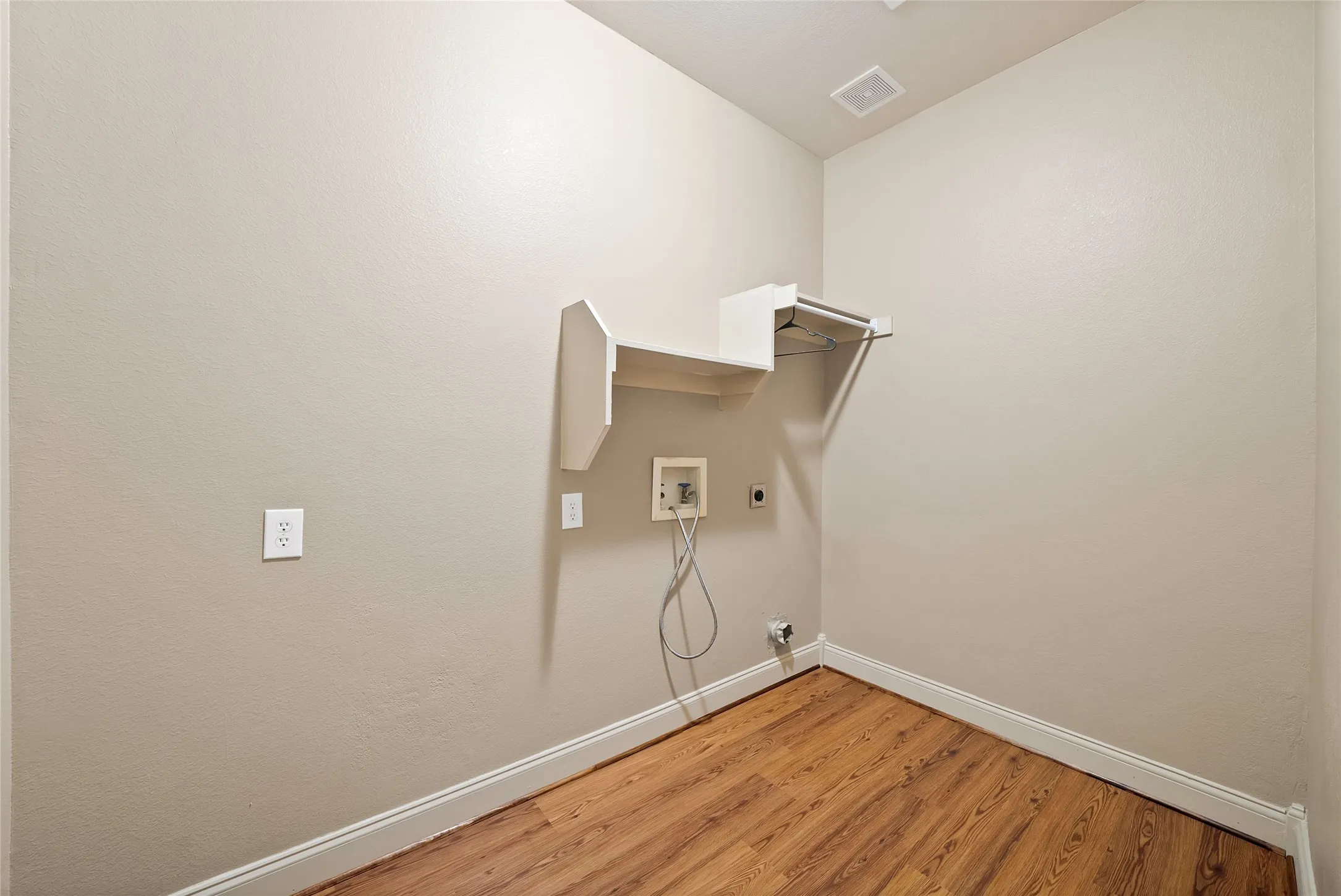 Single Family Residence For Rent in Dallas County , 903 Fieldstone Drive, Cedar Hill, Texas 75104, 4 Bedroom, 3 Bathroom, 2 Garage spaces, 3,162 Sqft, built in 2004, mls#21398373, Real Estate Agent in Cedar Hill, Homes For Rent in Dallas county, Homes For Rent in Cedar Hill, Realtor in Cedar Hill Texas, Real Estate Brokerage Independent Realty Texas, Luminita Cordes Realtor