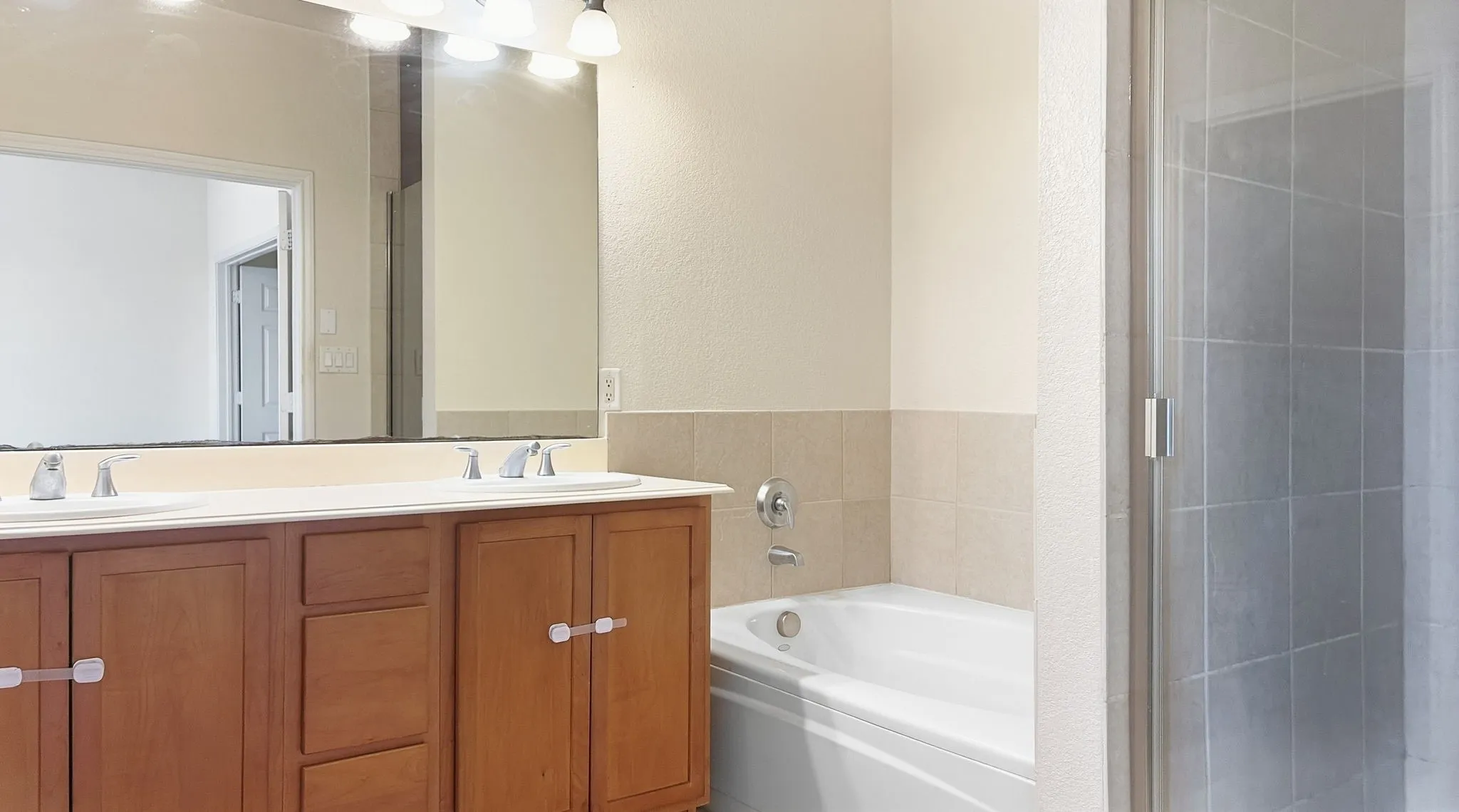 Townhouse For Rent in Dallas County , 2006 Azure Pointe, Richardson, Texas 75080, 2 Bedroom, 2 Bathroom, 2 Garage spaces, 1,485 Sqft, built in 2006, mls#21399269, Real Estate Agent in Richardson, Homes For Rent in Dallas county, Homes For Rent in Richardson, Realtor in Richardson Texas, Real Estate Brokerage Independent Realty Texas, Luminita Cordes Realtor