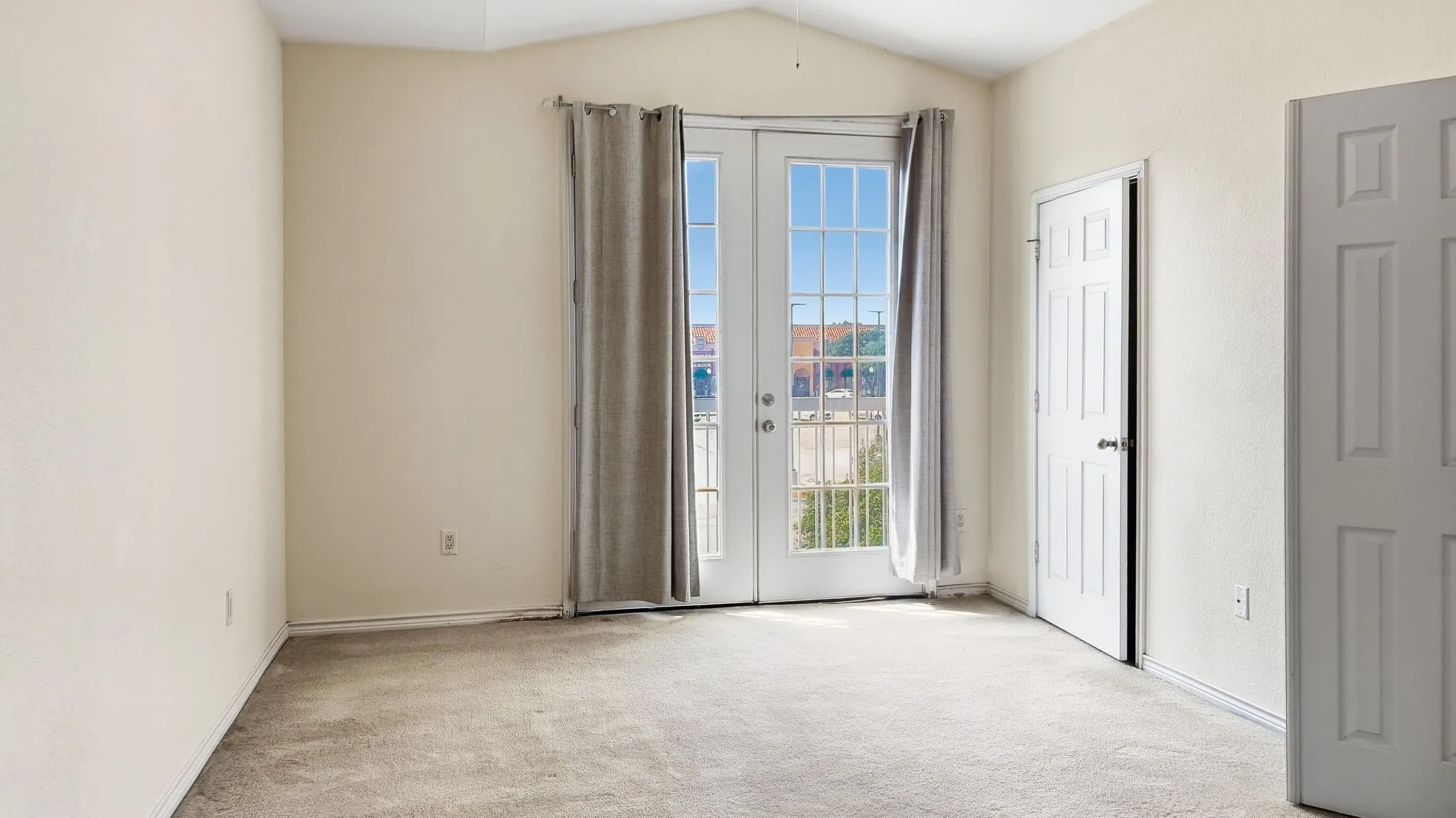 Townhouse For Rent in Dallas County , 2006 Azure Pointe, Richardson, Texas 75080, 2 Bedroom, 2 Bathroom, 2 Garage spaces, 1,485 Sqft, built in 2006, mls#21399269, Real Estate Agent in Richardson, Homes For Rent in Dallas county, Homes For Rent in Richardson, Realtor in Richardson Texas, Real Estate Brokerage Independent Realty Texas, Luminita Cordes Realtor