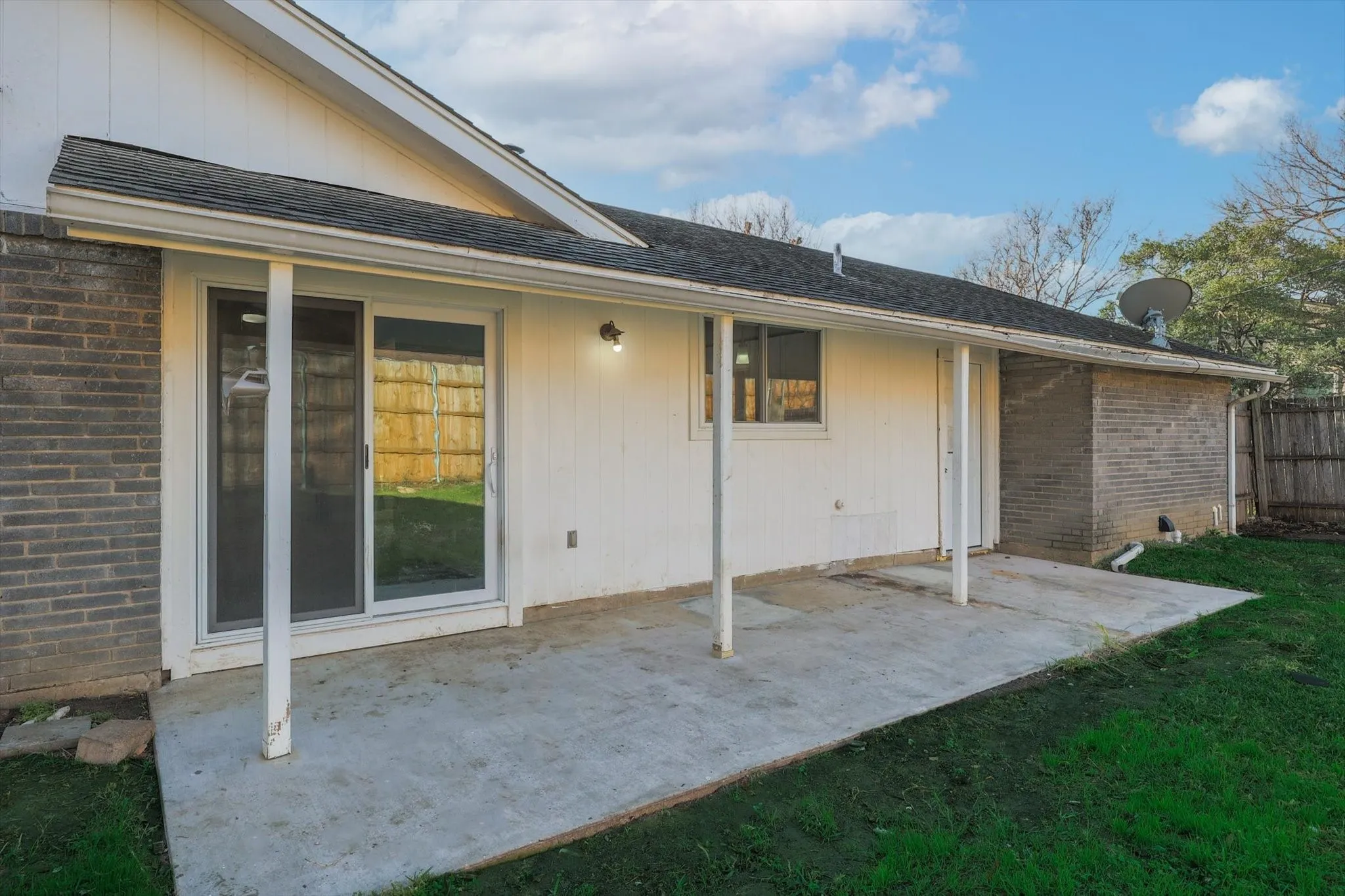 Single Family Residence For Rent in Dallas County , 2009 Exeter Drive, Irving, Texas 75062, 4 Bedroom, 2 Bathroom, 2 Garage spaces, 1,358 Sqft, built in 1960, mls#21399384, Real Estate Agent in Irving, Homes For Rent in Dallas county, Homes For Rent in Irving, Realtor in Irving Texas, Real Estate Brokerage Independent Realty Texas, Luminita Cordes Realtor