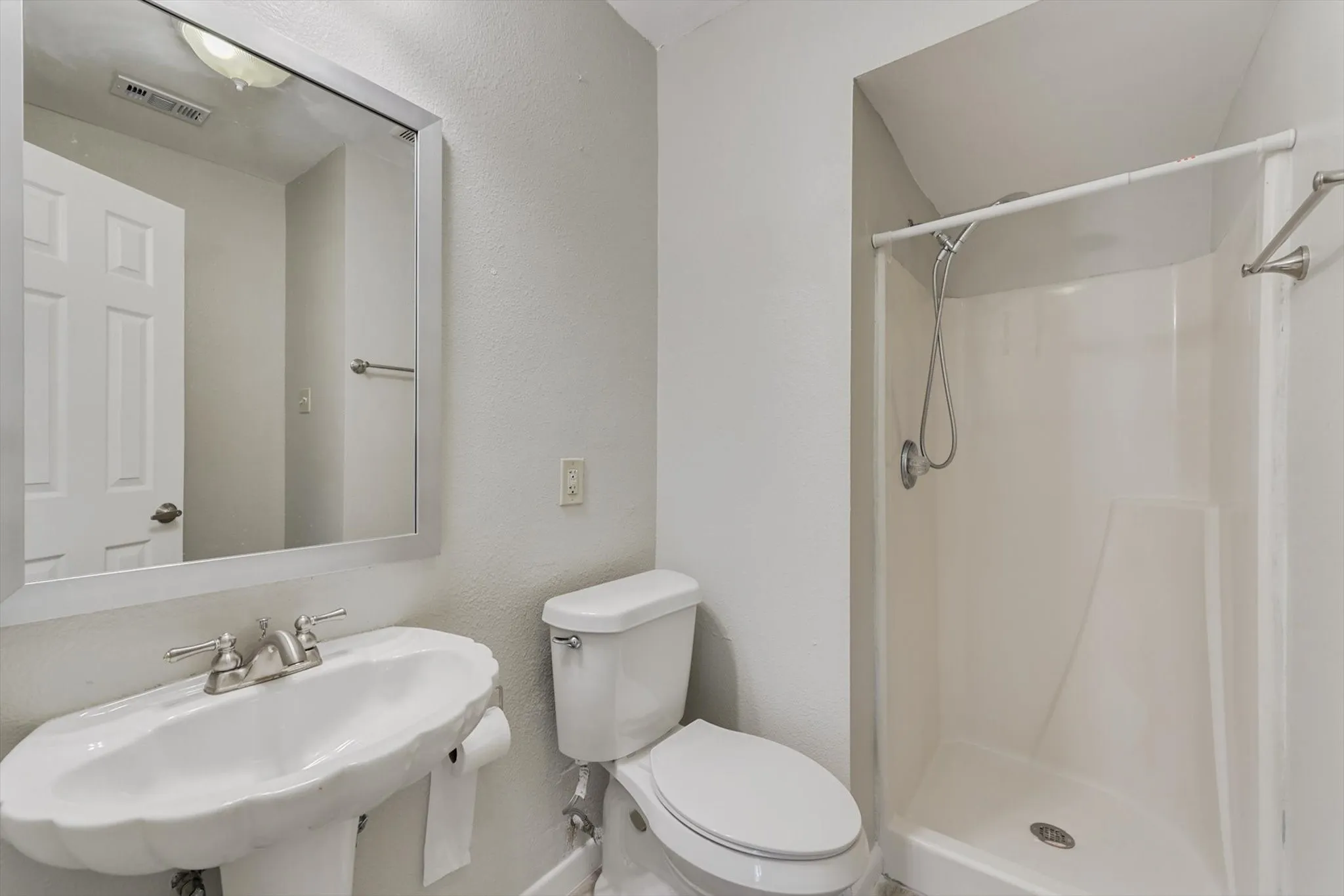 Single Family Residence For Rent in Dallas County , 2009 Exeter Drive, Irving, Texas 75062, 4 Bedroom, 2 Bathroom, 2 Garage spaces, 1,358 Sqft, built in 1960, mls#21399384, Real Estate Agent in Irving, Homes For Rent in Dallas county, Homes For Rent in Irving, Realtor in Irving Texas, Real Estate Brokerage Independent Realty Texas, Luminita Cordes Realtor