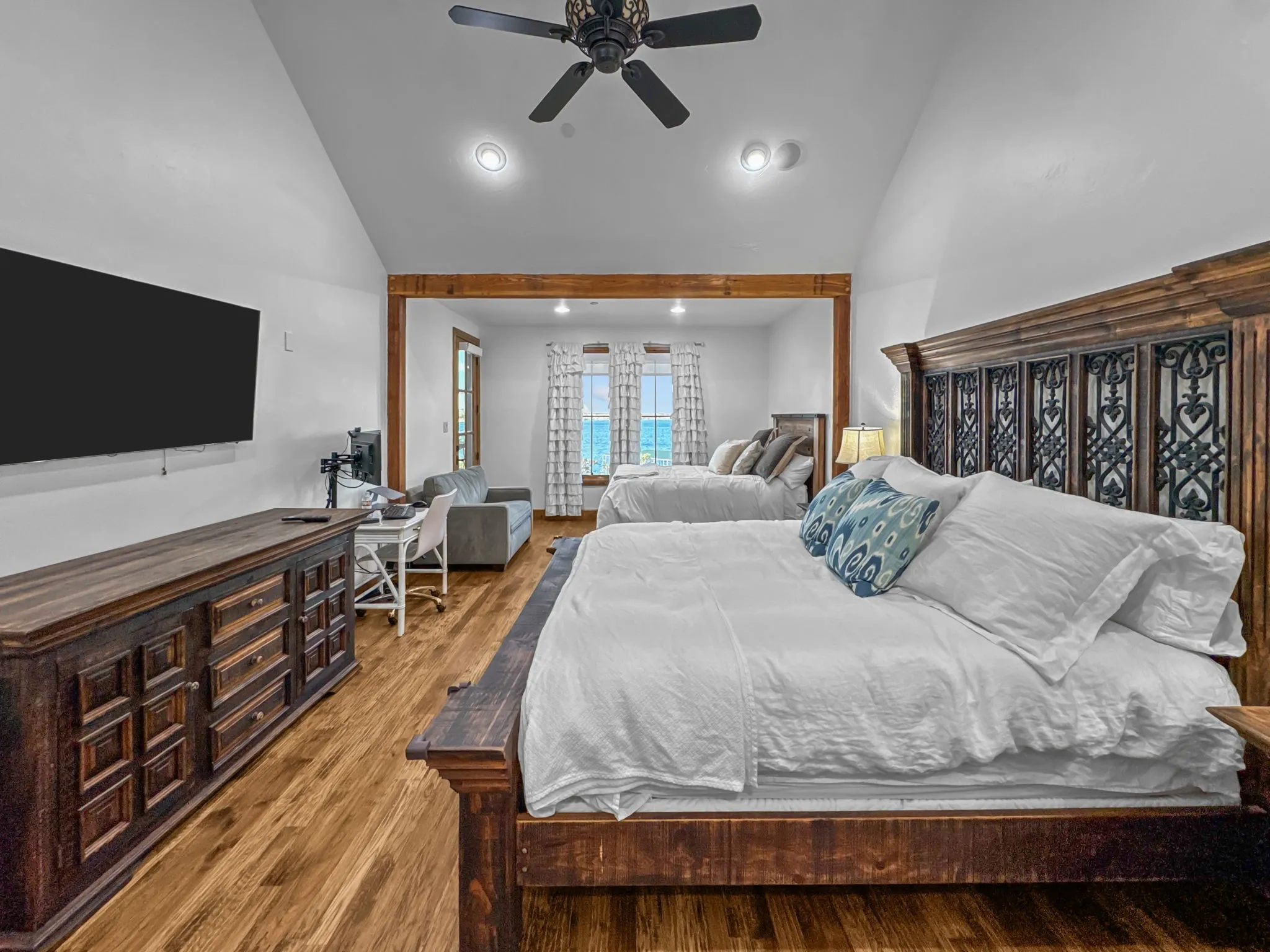 Condominium For Sale in Palo Pinto County , 2504 Century Oak Drive 302, Graford, Texas 76449, 4 Bedroom, 5 Bathroom, 2 Garage spaces, 3,854 Sqft, built in 2008, mls#21397996, Real Estate Agent in Graford, Homes For Sale in Palo Pinto county, Homes For Sale in Graford, Realtor in Graford Texas, Real Estate Brokerage Independent Realty Texas, Luminita Cordes Realtor