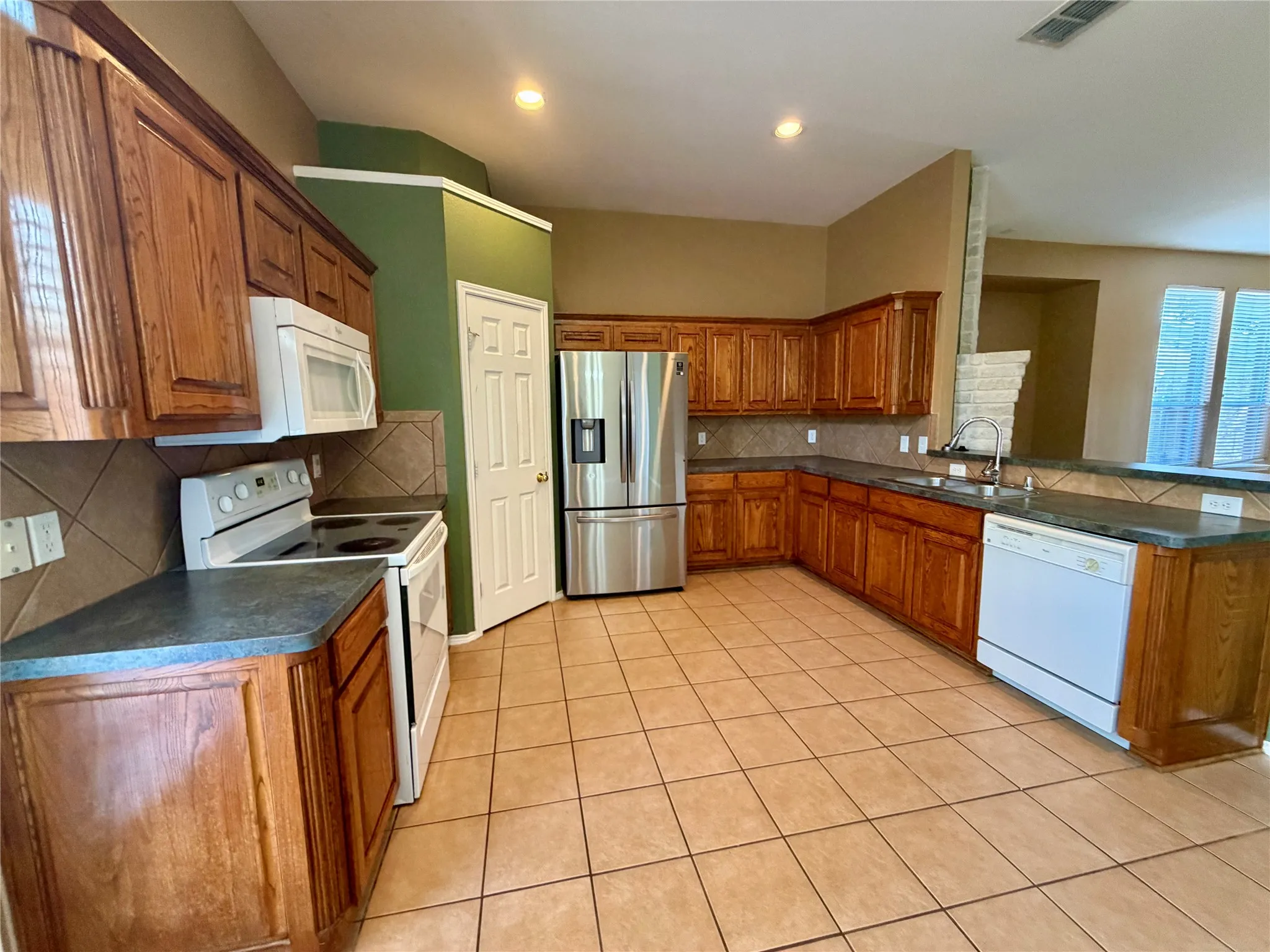 Single Family Residence For Rent in Tarrant County , 2008 Kingsbrook Trail, Fort Worth, Texas 76120, 3 Bedroom, 2 Bathroom, 2 Garage spaces, 1,980 Sqft, built in 2004, mls#21385384, Real Estate Agent in Fort Worth, Homes For Rent in Tarrant county, Homes For Rent in Fort Worth, Realtor in Fort Worth Texas, Real Estate Brokerage Independent Realty Texas, Luminita Cordes Realtor