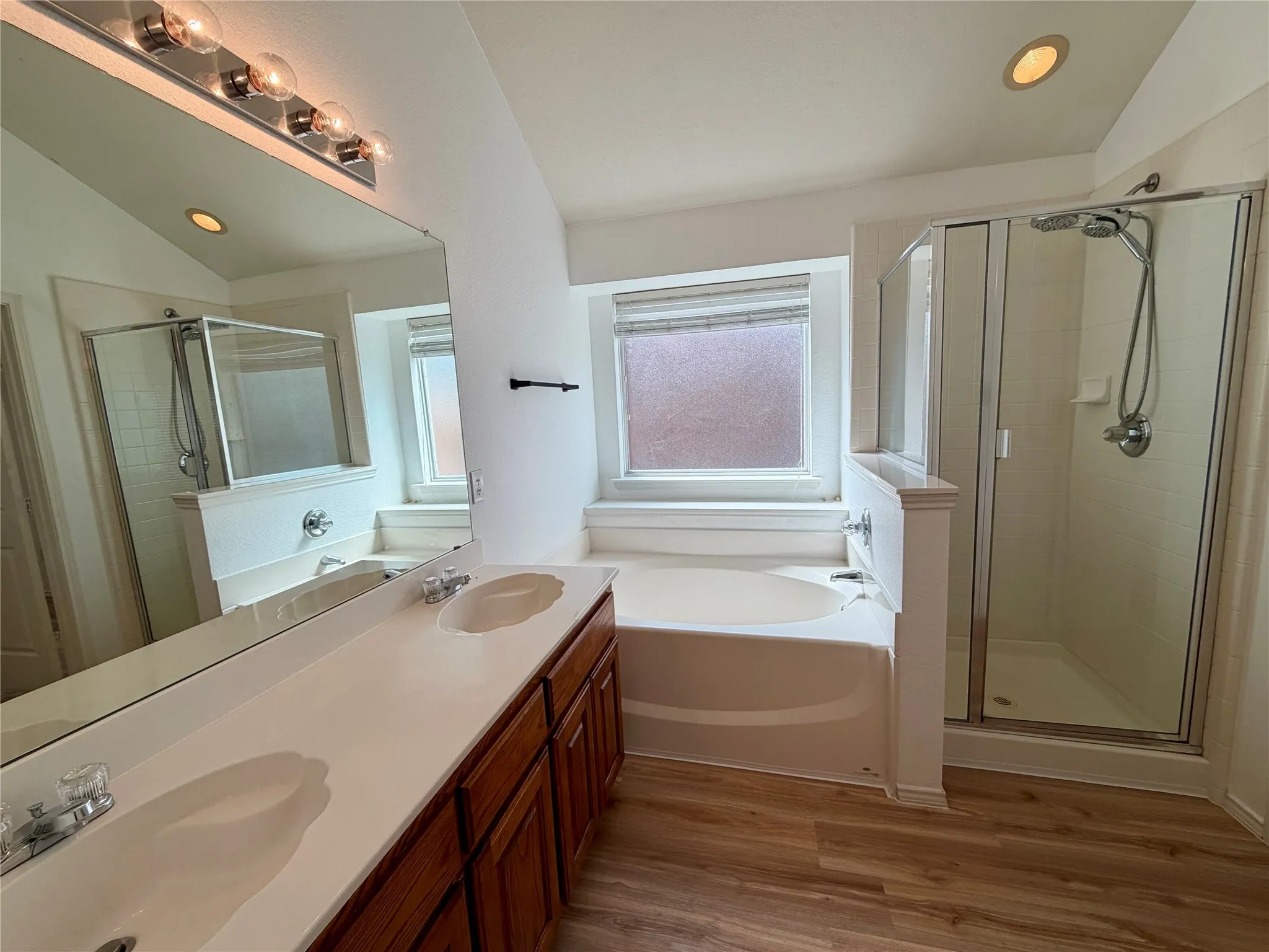 Single Family Residence For Rent in Tarrant County , 2008 Kingsbrook Trail, Fort Worth, Texas 76120, 3 Bedroom, 2 Bathroom, 2 Garage spaces, 1,980 Sqft, built in 2004, mls#21385384, Real Estate Agent in Fort Worth, Homes For Rent in Tarrant county, Homes For Rent in Fort Worth, Realtor in Fort Worth Texas, Real Estate Brokerage Independent Realty Texas, Luminita Cordes Realtor