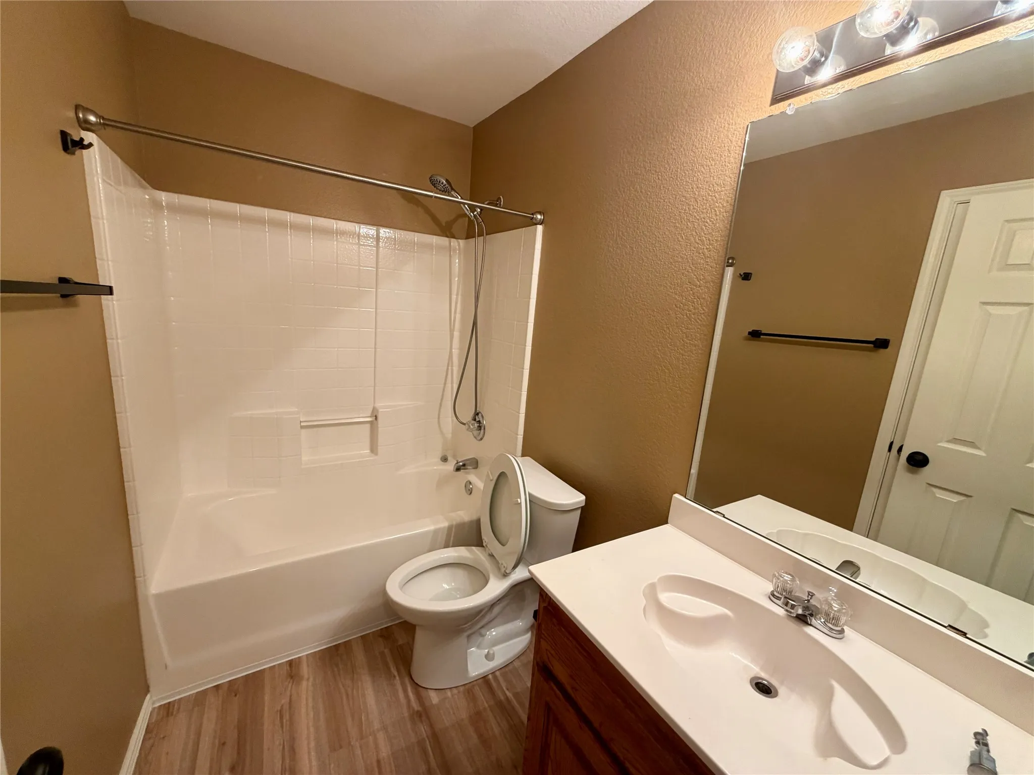 Single Family Residence For Rent in Tarrant County , 2008 Kingsbrook Trail, Fort Worth, Texas 76120, 3 Bedroom, 2 Bathroom, 2 Garage spaces, 1,980 Sqft, built in 2004, mls#21385384, Real Estate Agent in Fort Worth, Homes For Rent in Tarrant county, Homes For Rent in Fort Worth, Realtor in Fort Worth Texas, Real Estate Brokerage Independent Realty Texas, Luminita Cordes Realtor