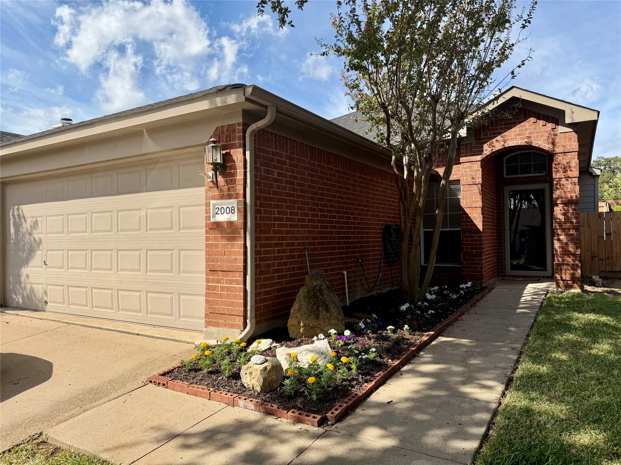 Single Family Residence For Rent in Tarrant County , 2008 Kingsbrook Trail, Fort Worth, Texas 76120, 3 Bedroom, 2 Bathroom, 2 Garage spaces, 1,980 Sqft, built in 2004, mls#21385384, Real Estate Agent in Fort Worth, Homes For Rent in Tarrant county, Homes For Rent in Fort Worth, Realtor in Fort Worth Texas, Real Estate Brokerage Independent Realty Texas, Luminita Cordes Realtor