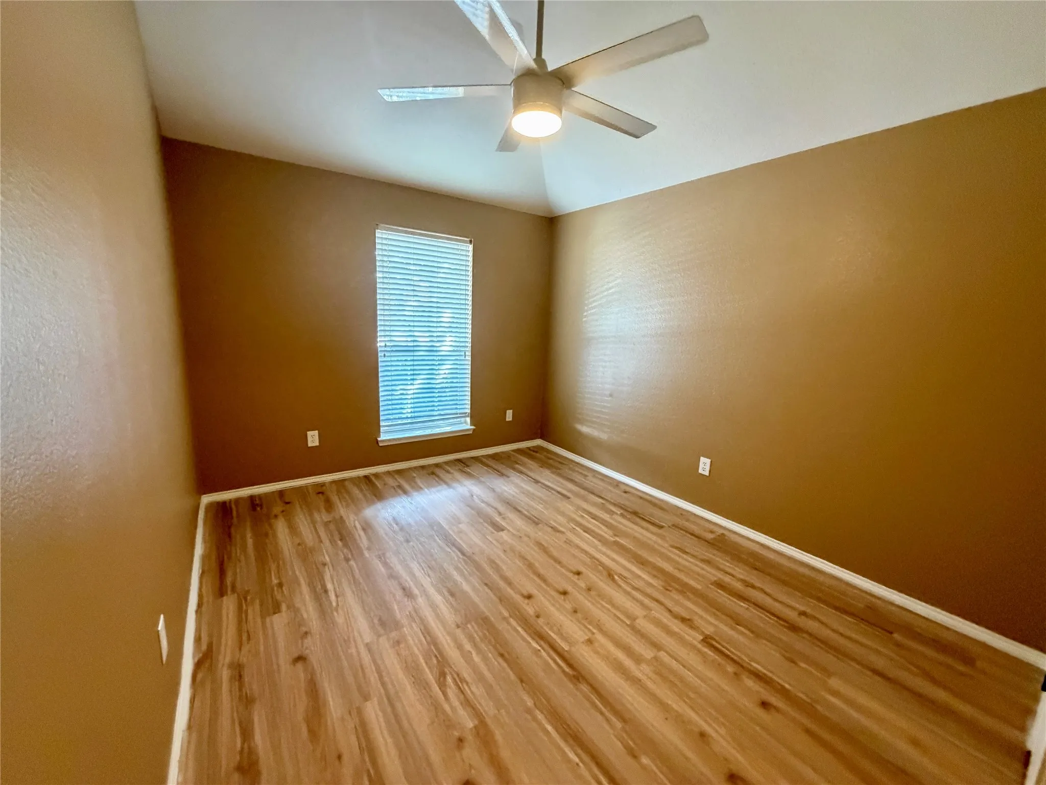 Single Family Residence For Rent in Tarrant County , 2008 Kingsbrook Trail, Fort Worth, Texas 76120, 3 Bedroom, 2 Bathroom, 2 Garage spaces, 1,980 Sqft, built in 2004, mls#21385384, Real Estate Agent in Fort Worth, Homes For Rent in Tarrant county, Homes For Rent in Fort Worth, Realtor in Fort Worth Texas, Real Estate Brokerage Independent Realty Texas, Luminita Cordes Realtor