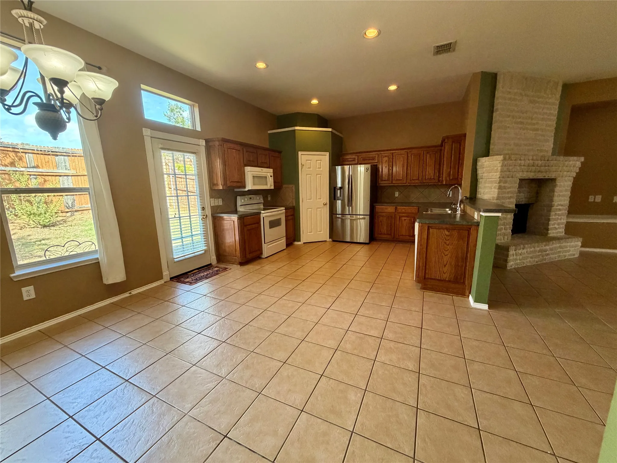 Single Family Residence For Rent in Tarrant County , 2008 Kingsbrook Trail, Fort Worth, Texas 76120, 3 Bedroom, 2 Bathroom, 2 Garage spaces, 1,980 Sqft, built in 2004, mls#21385384, Real Estate Agent in Fort Worth, Homes For Rent in Tarrant county, Homes For Rent in Fort Worth, Realtor in Fort Worth Texas, Real Estate Brokerage Independent Realty Texas, Luminita Cordes Realtor