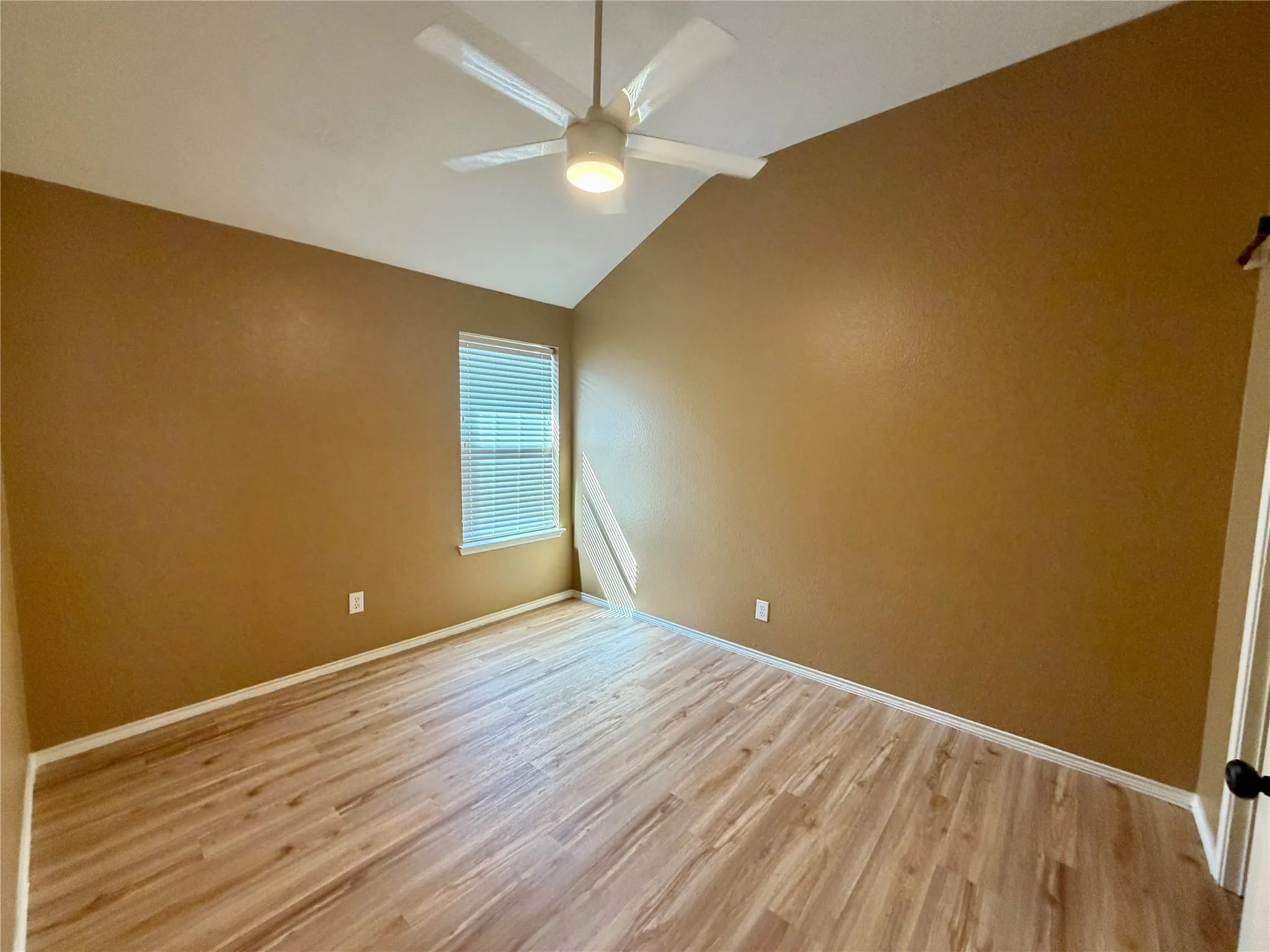 Single Family Residence For Rent in Tarrant County , 2008 Kingsbrook Trail, Fort Worth, Texas 76120, 3 Bedroom, 2 Bathroom, 2 Garage spaces, 1,980 Sqft, built in 2004, mls#21385384, Real Estate Agent in Fort Worth, Homes For Rent in Tarrant county, Homes For Rent in Fort Worth, Realtor in Fort Worth Texas, Real Estate Brokerage Independent Realty Texas, Luminita Cordes Realtor