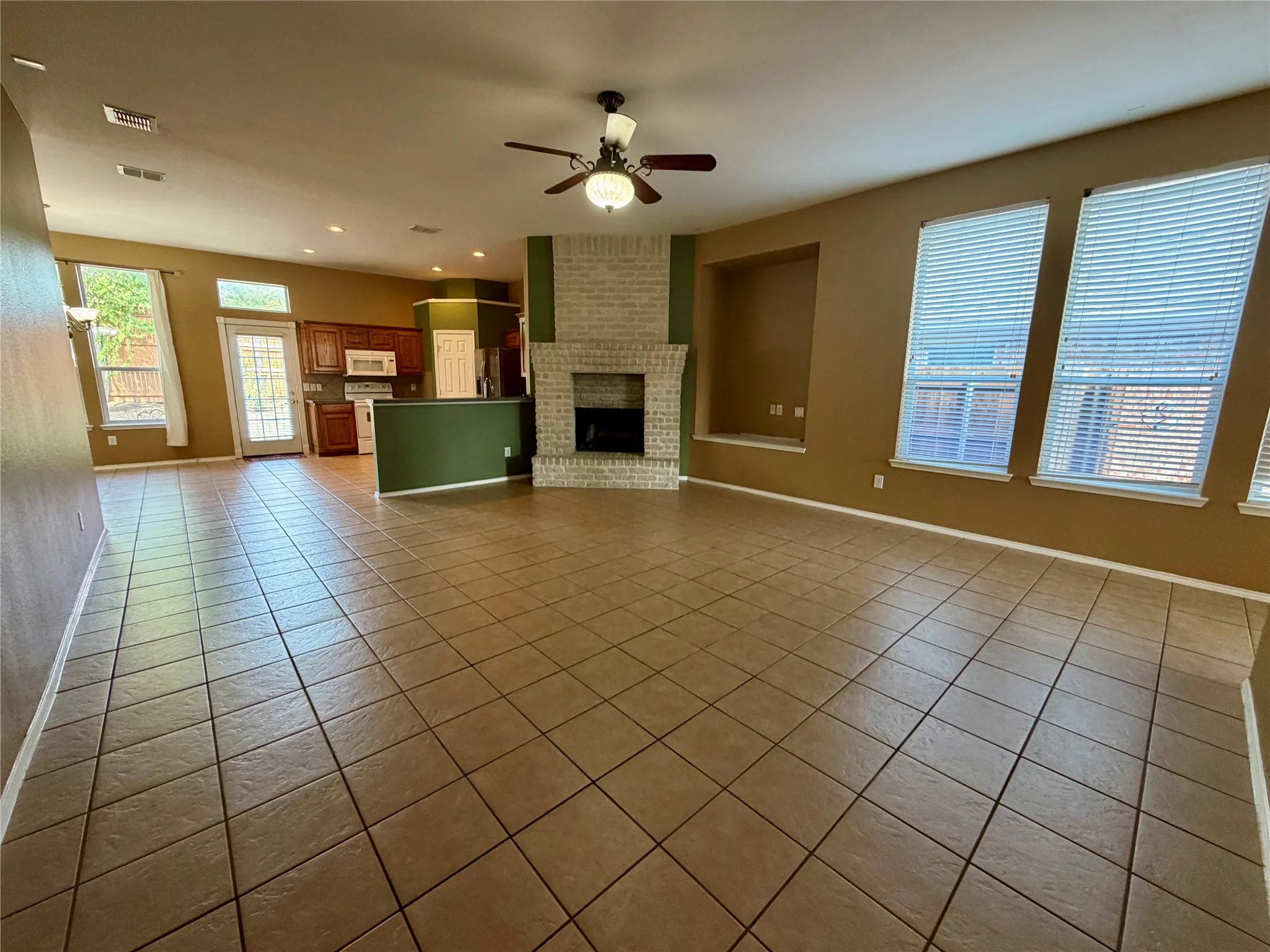Single Family Residence For Rent in Tarrant County , 2008 Kingsbrook Trail, Fort Worth, Texas 76120, 3 Bedroom, 2 Bathroom, 2 Garage spaces, 1,980 Sqft, built in 2004, mls#21385384, Real Estate Agent in Fort Worth, Homes For Rent in Tarrant county, Homes For Rent in Fort Worth, Realtor in Fort Worth Texas, Real Estate Brokerage Independent Realty Texas, Luminita Cordes Realtor