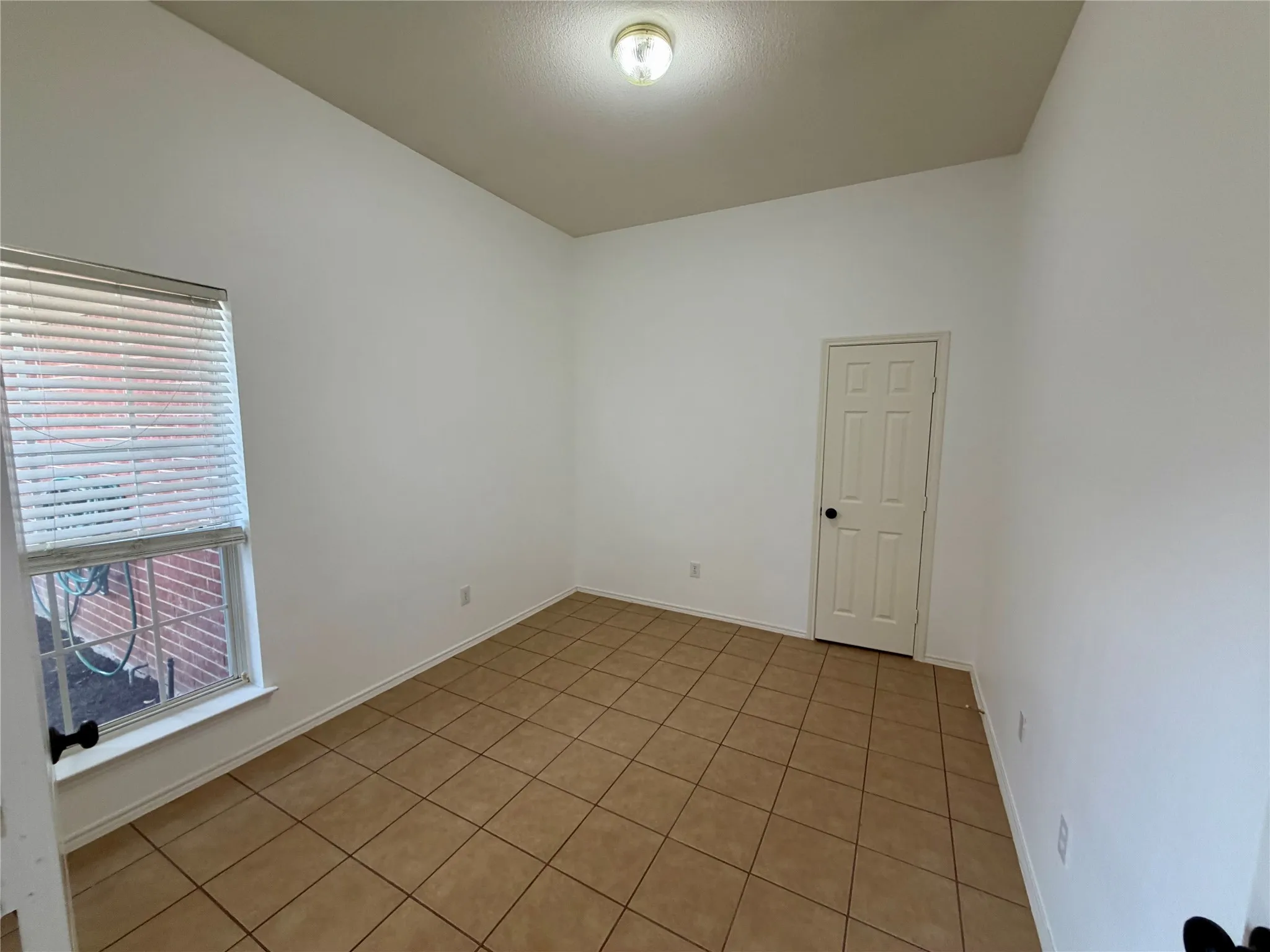 Single Family Residence For Rent in Tarrant County , 2008 Kingsbrook Trail, Fort Worth, Texas 76120, 3 Bedroom, 2 Bathroom, 2 Garage spaces, 1,980 Sqft, built in 2004, mls#21385384, Real Estate Agent in Fort Worth, Homes For Rent in Tarrant county, Homes For Rent in Fort Worth, Realtor in Fort Worth Texas, Real Estate Brokerage Independent Realty Texas, Luminita Cordes Realtor