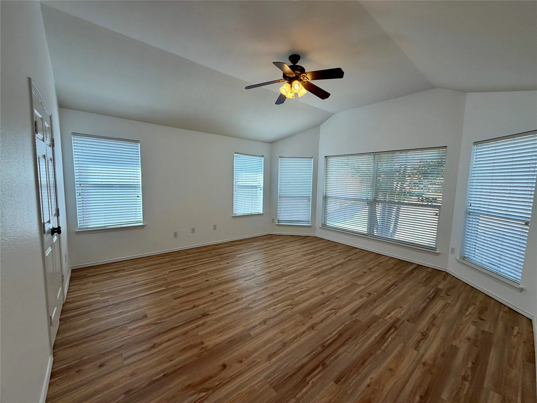 Single Family Residence For Rent in Tarrant County , 2008 Kingsbrook Trail, Fort Worth, Texas 76120, 3 Bedroom, 2 Bathroom, 2 Garage spaces, 1,980 Sqft, built in 2004, mls#21385384, Real Estate Agent in Fort Worth, Homes For Rent in Tarrant county, Homes For Rent in Fort Worth, Realtor in Fort Worth Texas, Real Estate Brokerage Independent Realty Texas, Luminita Cordes Realtor