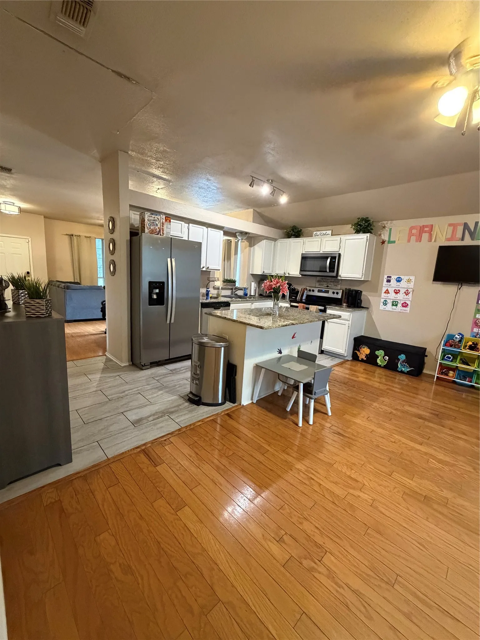 Single Family Residence For Sale in Dallas County , 1013 Wentwood Drive, De Soto, Texas 75115, 3 Bedroom, 2 Bathroom, 2 Garage spaces, 1,714 Sqft, built in 1994, mls#21399407, Real Estate Agent in De Soto, Homes For Sale in Dallas county, Homes For Sale in De Soto, Realtor in De Soto Texas, Real Estate Brokerage Independent Realty Texas, Luminita Cordes Realtor