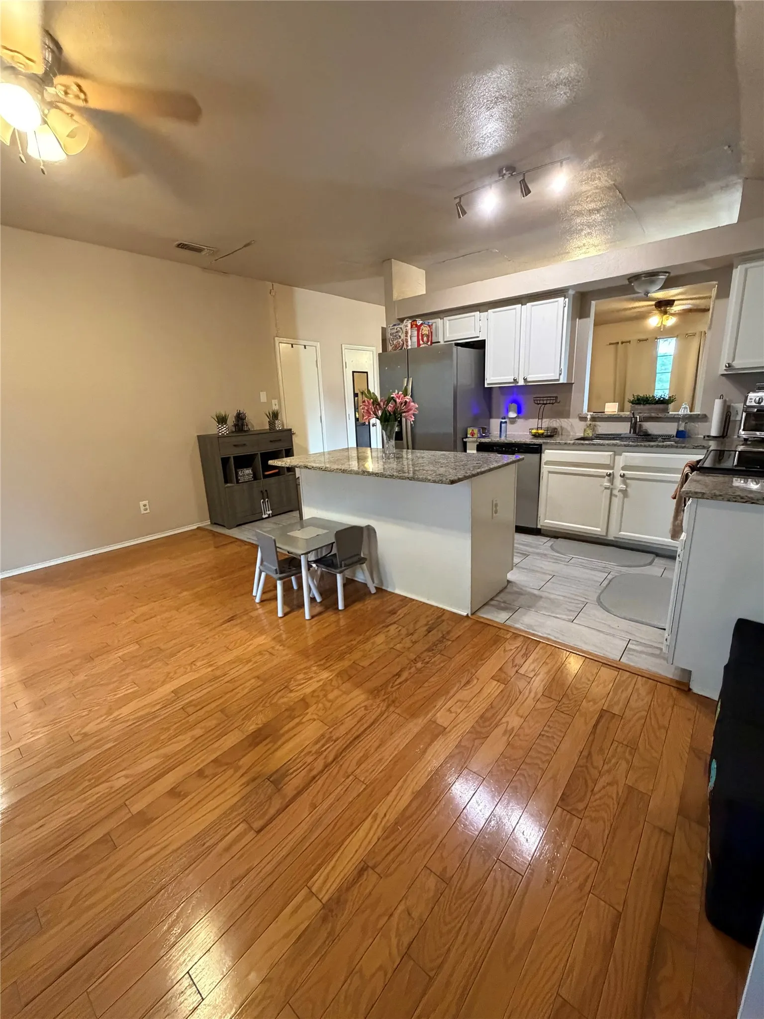 Single Family Residence For Sale in Dallas County , 1013 Wentwood Drive, De Soto, Texas 75115, 3 Bedroom, 2 Bathroom, 2 Garage spaces, 1,714 Sqft, built in 1994, mls#21399407, Real Estate Agent in De Soto, Homes For Sale in Dallas county, Homes For Sale in De Soto, Realtor in De Soto Texas, Real Estate Brokerage Independent Realty Texas, Luminita Cordes Realtor