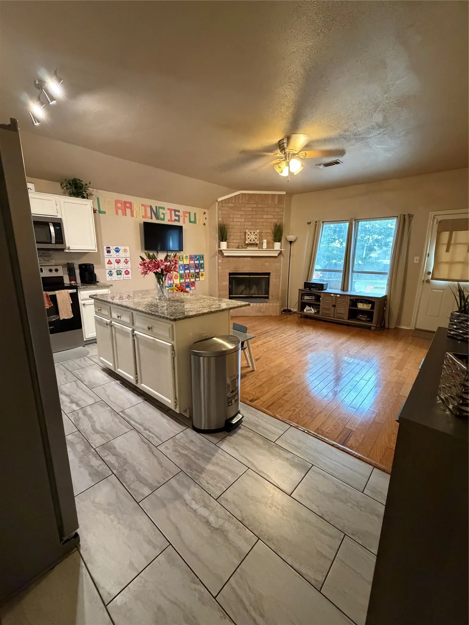 Single Family Residence For Sale in Dallas County , 1013 Wentwood Drive, De Soto, Texas 75115, 3 Bedroom, 2 Bathroom, 2 Garage spaces, 1,714 Sqft, built in 1994, mls#21399407, Real Estate Agent in De Soto, Homes For Sale in Dallas county, Homes For Sale in De Soto, Realtor in De Soto Texas, Real Estate Brokerage Independent Realty Texas, Luminita Cordes Realtor