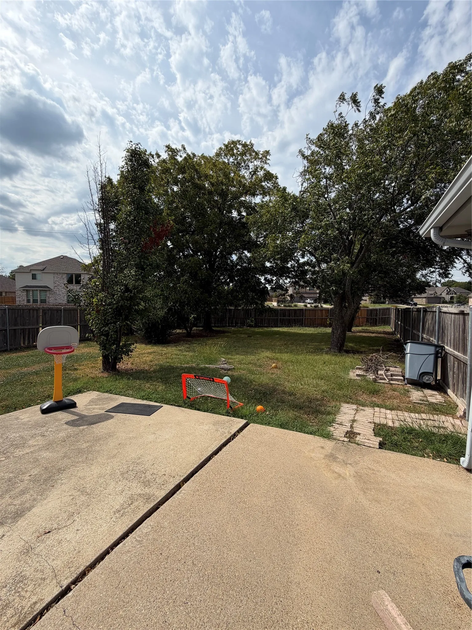 Single Family Residence For Sale in Dallas County , 1013 Wentwood Drive, De Soto, Texas 75115, 3 Bedroom, 2 Bathroom, 2 Garage spaces, 1,714 Sqft, built in 1994, mls#21399407, Real Estate Agent in De Soto, Homes For Sale in Dallas county, Homes For Sale in De Soto, Realtor in De Soto Texas, Real Estate Brokerage Independent Realty Texas, Luminita Cordes Realtor