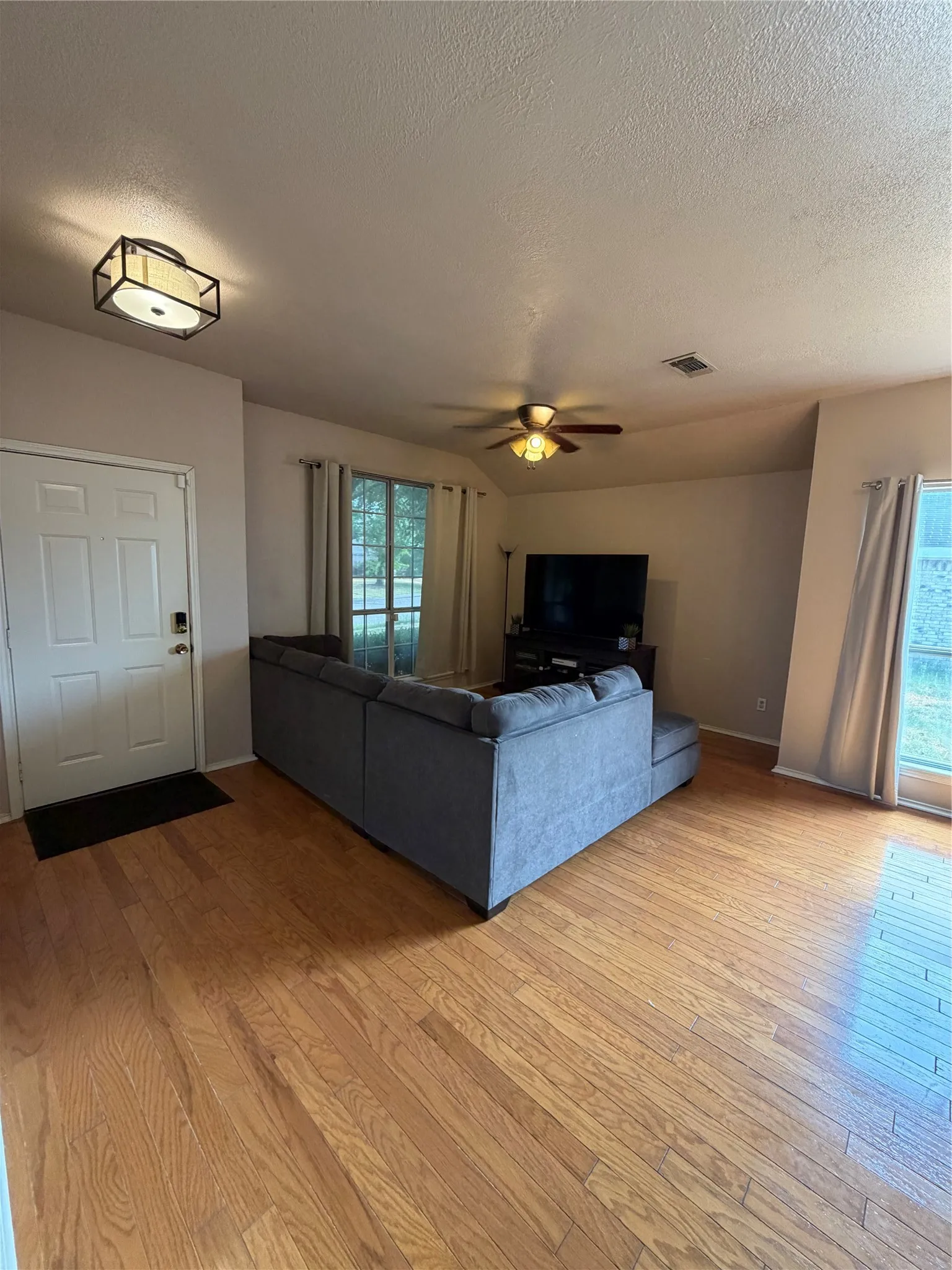 Single Family Residence For Sale in Dallas County , 1013 Wentwood Drive, De Soto, Texas 75115, 3 Bedroom, 2 Bathroom, 2 Garage spaces, 1,714 Sqft, built in 1994, mls#21399407, Real Estate Agent in De Soto, Homes For Sale in Dallas county, Homes For Sale in De Soto, Realtor in De Soto Texas, Real Estate Brokerage Independent Realty Texas, Luminita Cordes Realtor