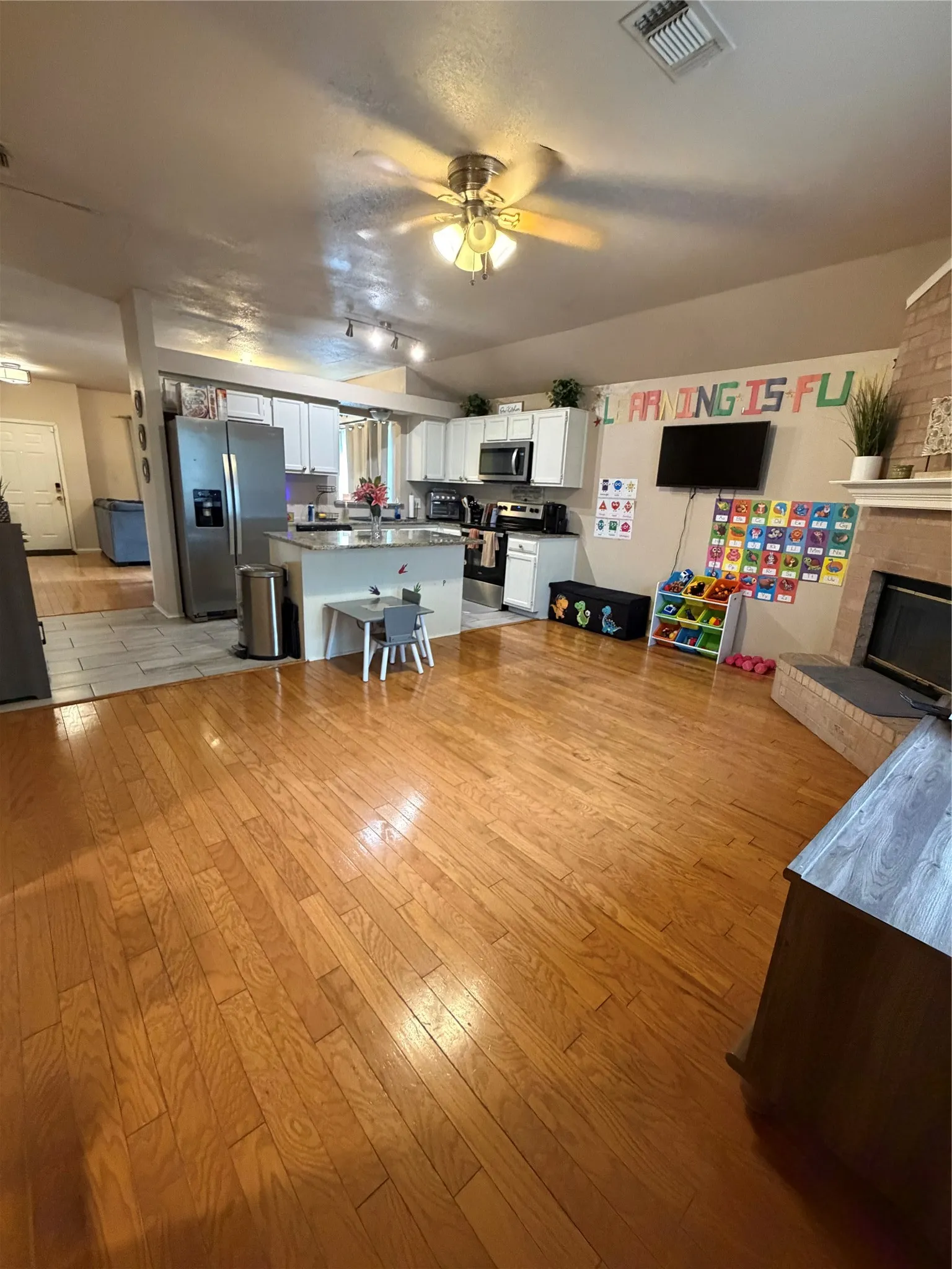 Single Family Residence For Sale in Dallas County , 1013 Wentwood Drive, De Soto, Texas 75115, 3 Bedroom, 2 Bathroom, 2 Garage spaces, 1,714 Sqft, built in 1994, mls#21399407, Real Estate Agent in De Soto, Homes For Sale in Dallas county, Homes For Sale in De Soto, Realtor in De Soto Texas, Real Estate Brokerage Independent Realty Texas, Luminita Cordes Realtor