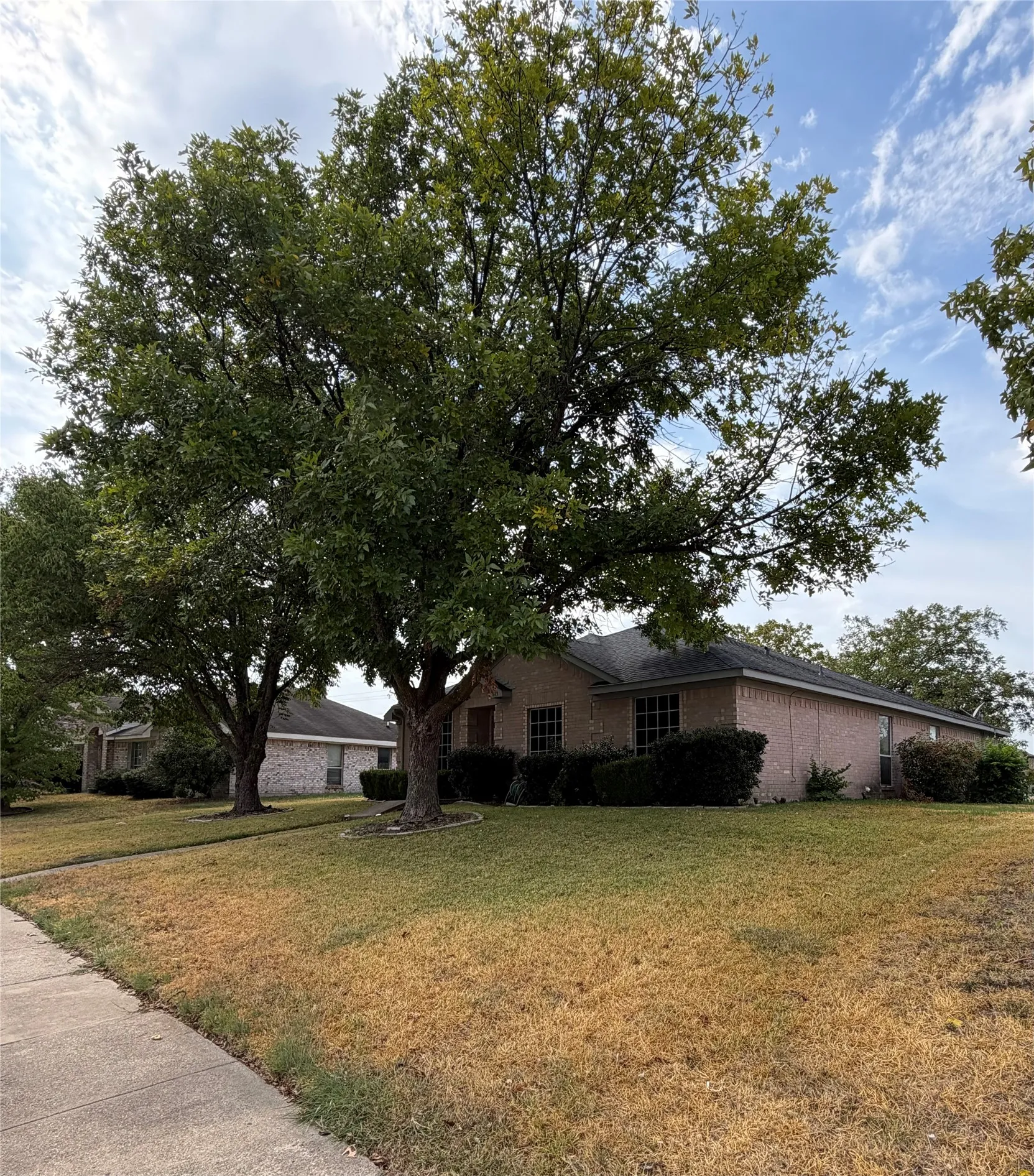 Single Family Residence For Sale in Dallas County , 1013 Wentwood Drive, De Soto, Texas 75115, 3 Bedroom, 2 Bathroom, 2 Garage spaces, 1,714 Sqft, built in 1994, mls#21399407, Real Estate Agent in De Soto, Homes For Sale in Dallas county, Homes For Sale in De Soto, Realtor in De Soto Texas, Real Estate Brokerage Independent Realty Texas, Luminita Cordes Realtor
